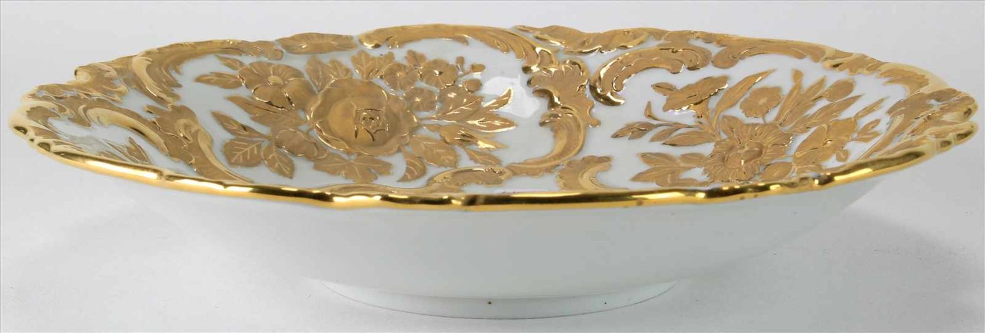 Prunkteller Meissen20. Jh. Tiefgemuldete Barockform mit Goldstaffage, teils mattiert mit Rosendekor. - Bild 3 aus 3