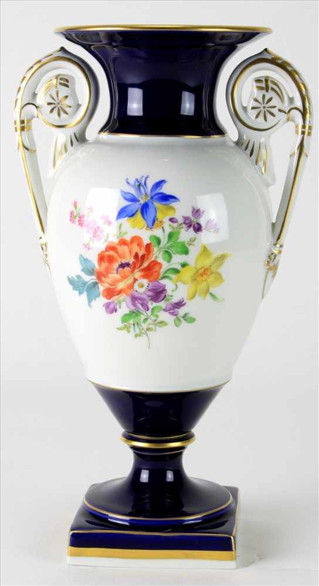 Tischvase Meissen20. Jh. Empireform mit Goldstaffage, kobaltblauem Dekor und Blumenbukets. Unter dem