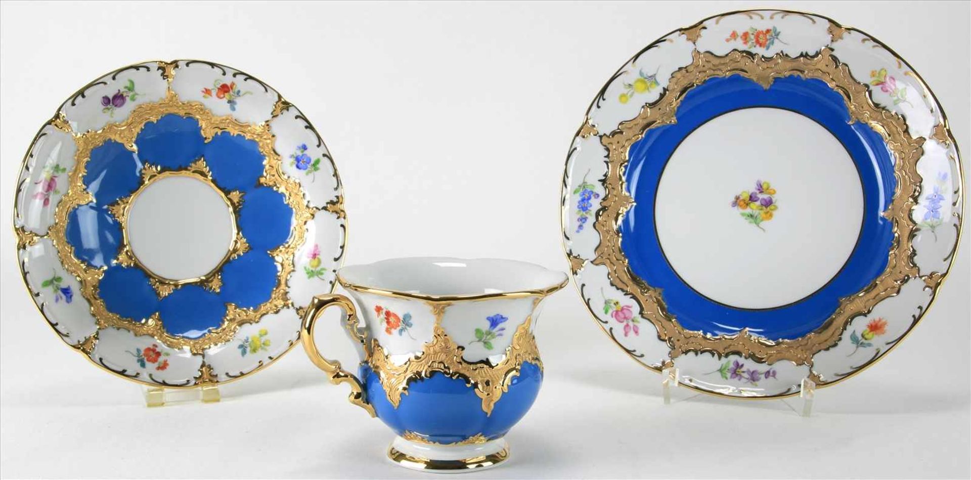 Kaffeegedeck MeissenUm 1950. B-Form mit Goldstaffage und Blümchendekor auf blau. Kuchenteller, Tasse - Bild 2 aus 4