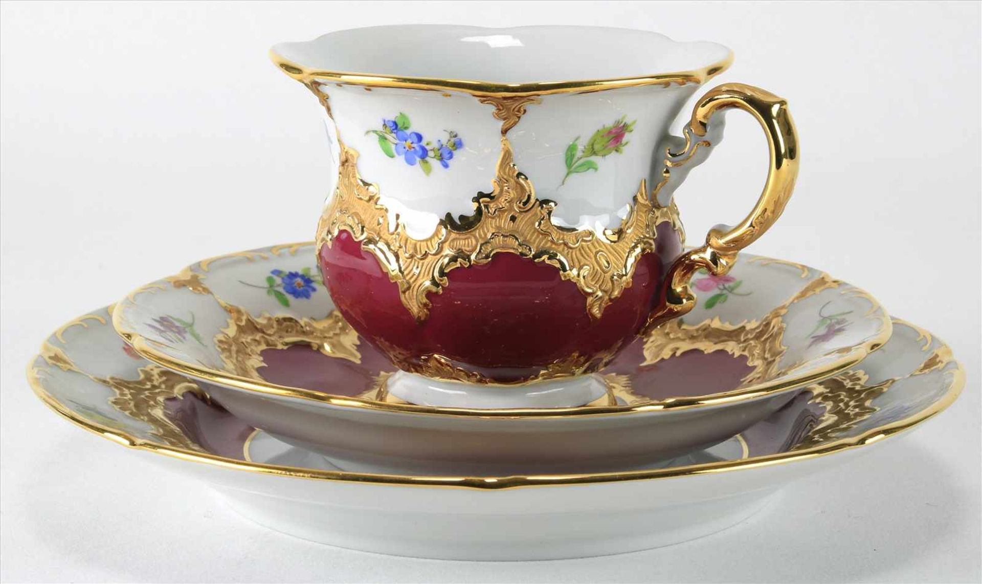 Kaffeegedeck MeissenUm 1950. B-Form mit Goldstaffage und Blümchendekor auf rosé. Kuchenteller, Tasse