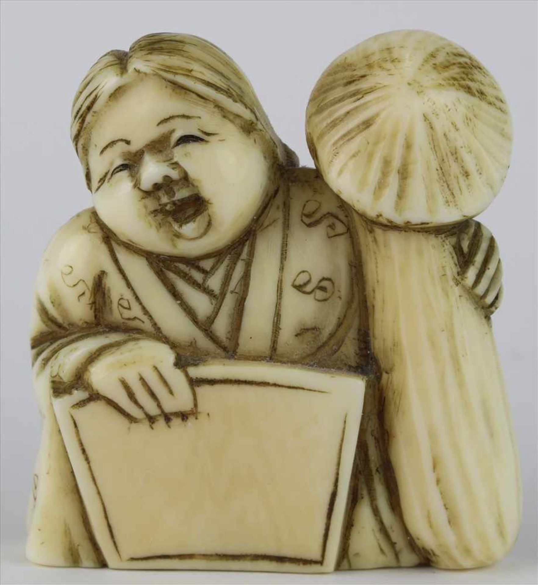 NetsukeJapan, späte Meiji-Zeit. Sitzende Dame. Elfenbein geschnitzt. Höhe ca. 3,2 cm.