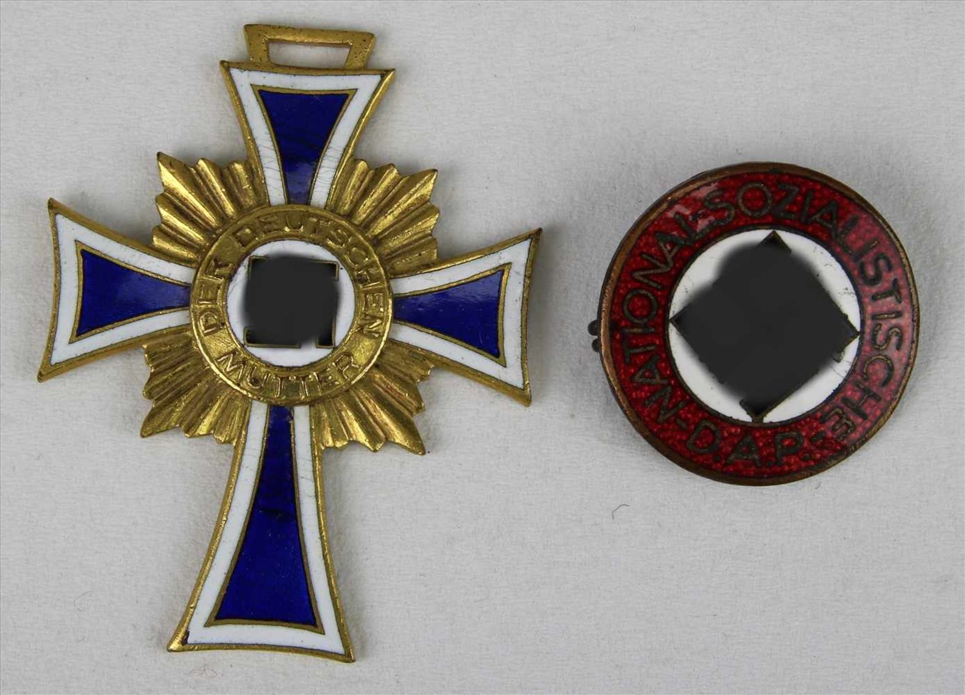 Zwei Orden III. ReichMutterehrenkreuz und Parteiabzeichen.