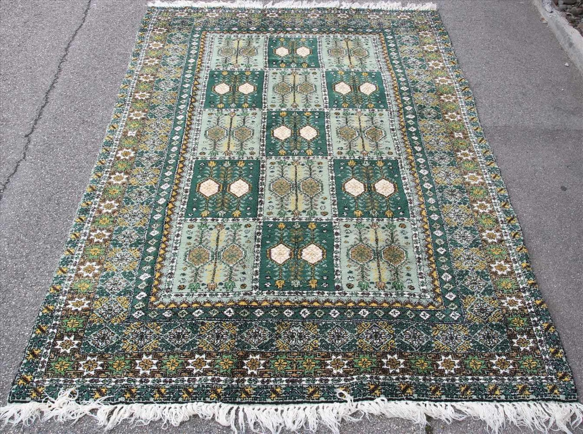 FelderteppichMarokko 20. Jh. Größe ca. 310 x 200 cm, ca. 16 Knoten/qcm. Altersbedingter Zustand.