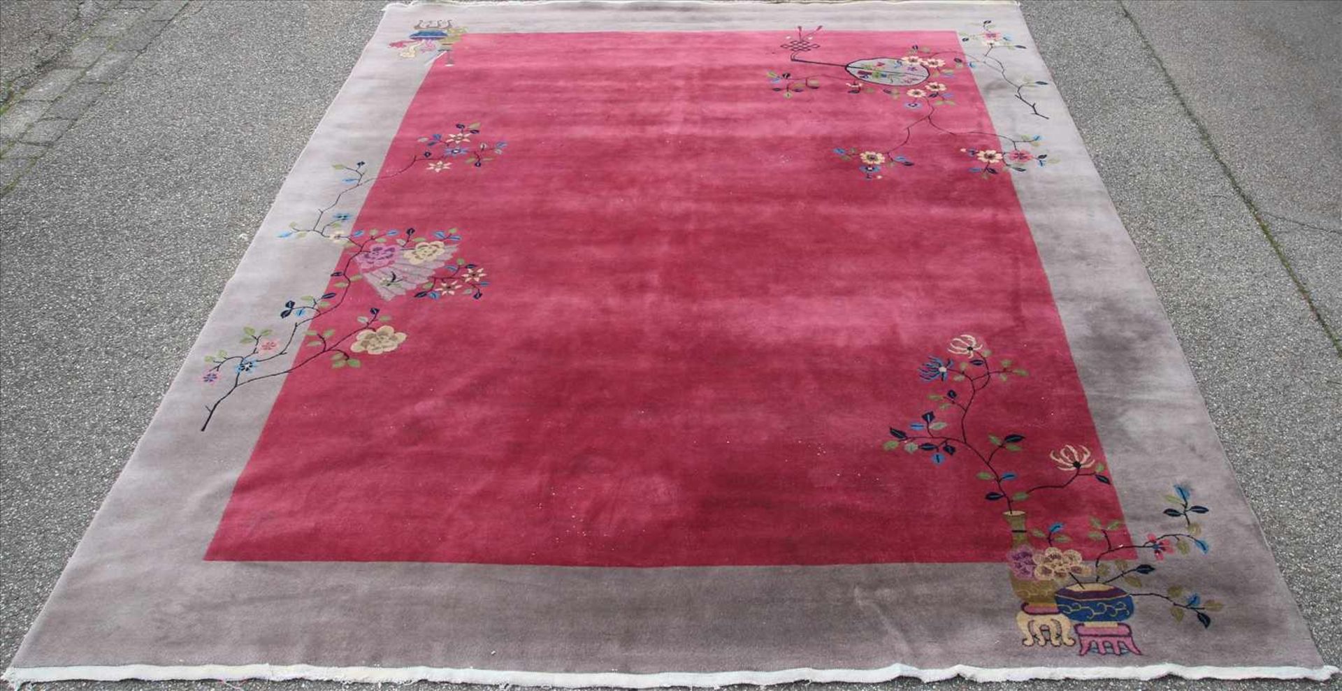 Chinesischer Teppich20. Jh. Graue Bordüre und rotes Innenfeld mit floralen Applikationen. Größe