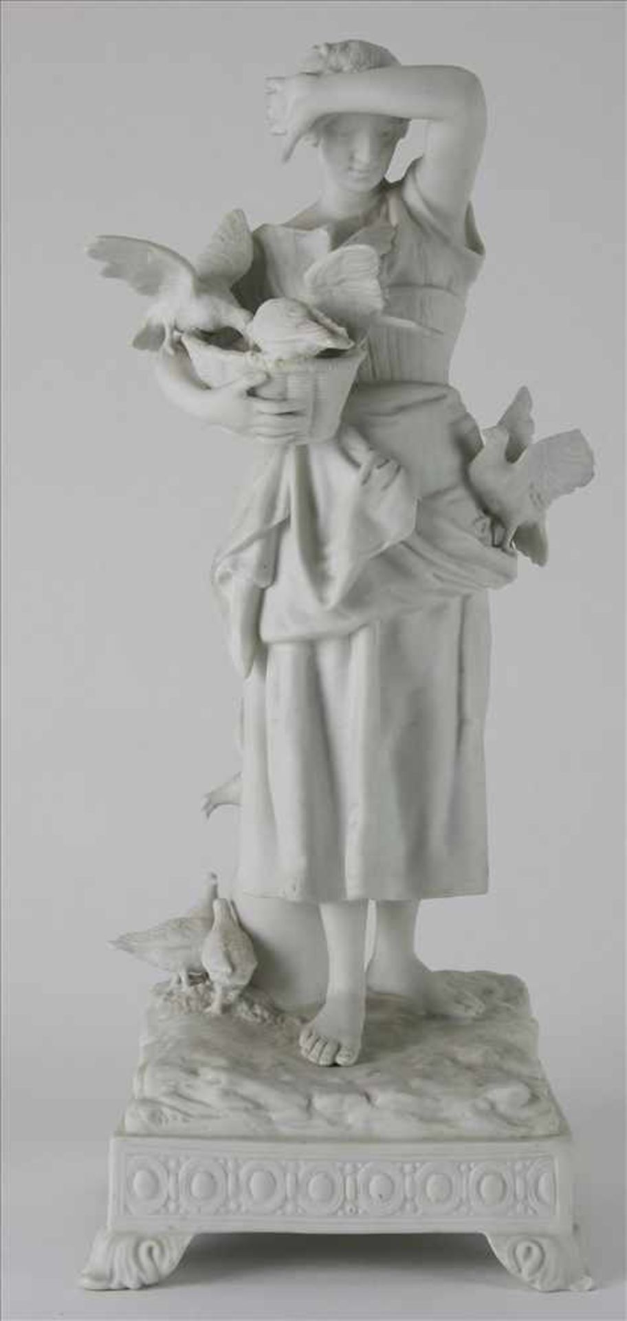 Figurine20. Jahrhundert. Mädchen mit Tauben. Bisquitporzellan. Größe ca. 14 x 15 cm, Höhe ca. 32,5