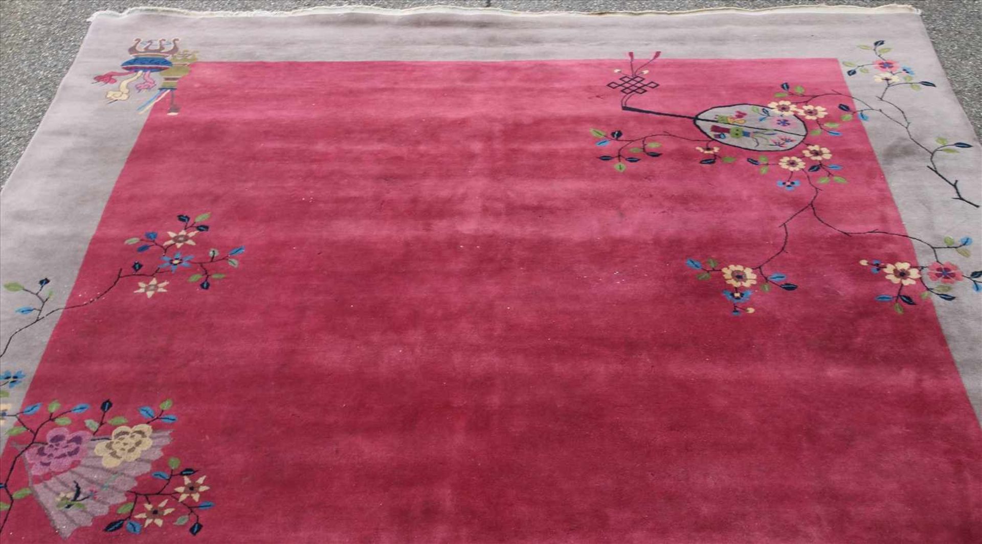 Chinesischer Teppich20. Jh. Graue Bordüre und rotes Innenfeld mit floralen Applikationen. Größe - Bild 3 aus 8