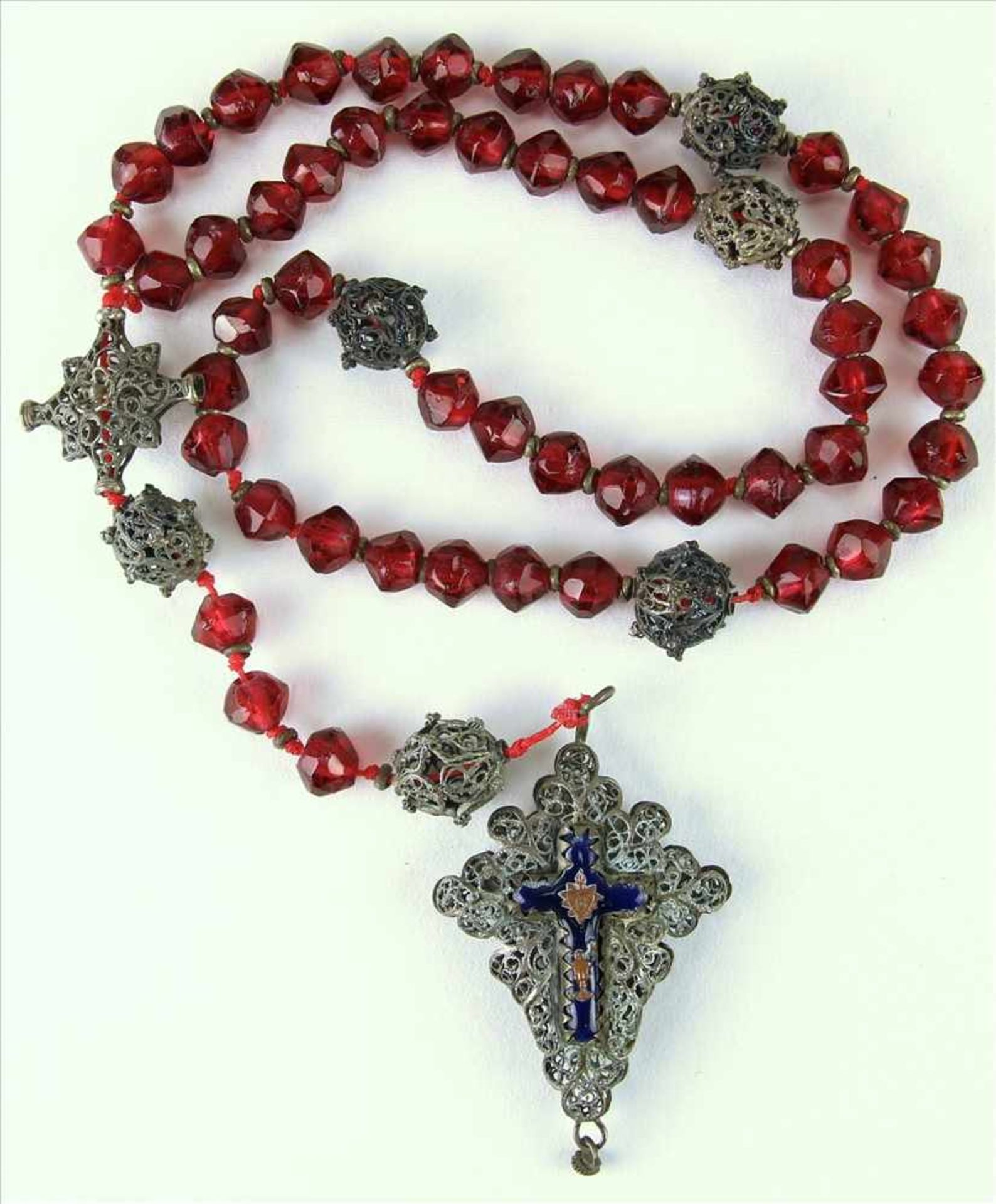 RosenkranzSüddeutsch 19. Jh. Kette mit roten (Glas)steinen und Silberkugeln. Kreuz mit - Bild 2 aus 4