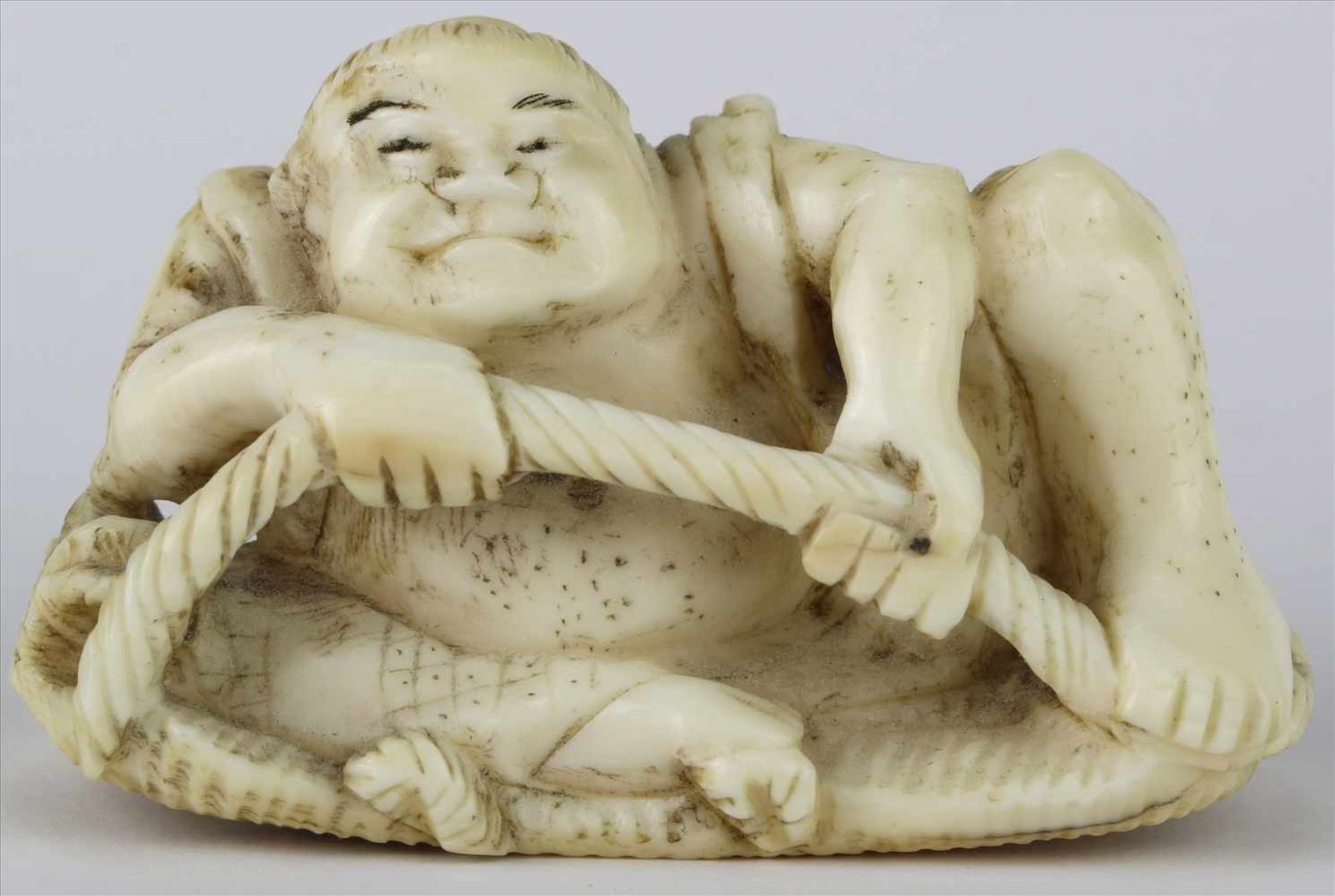 NetsukeJapan, späte Meiji-Zeit. Handwerker. Elfenbein geschnitzt. Höhe ca. 4,5 cm.