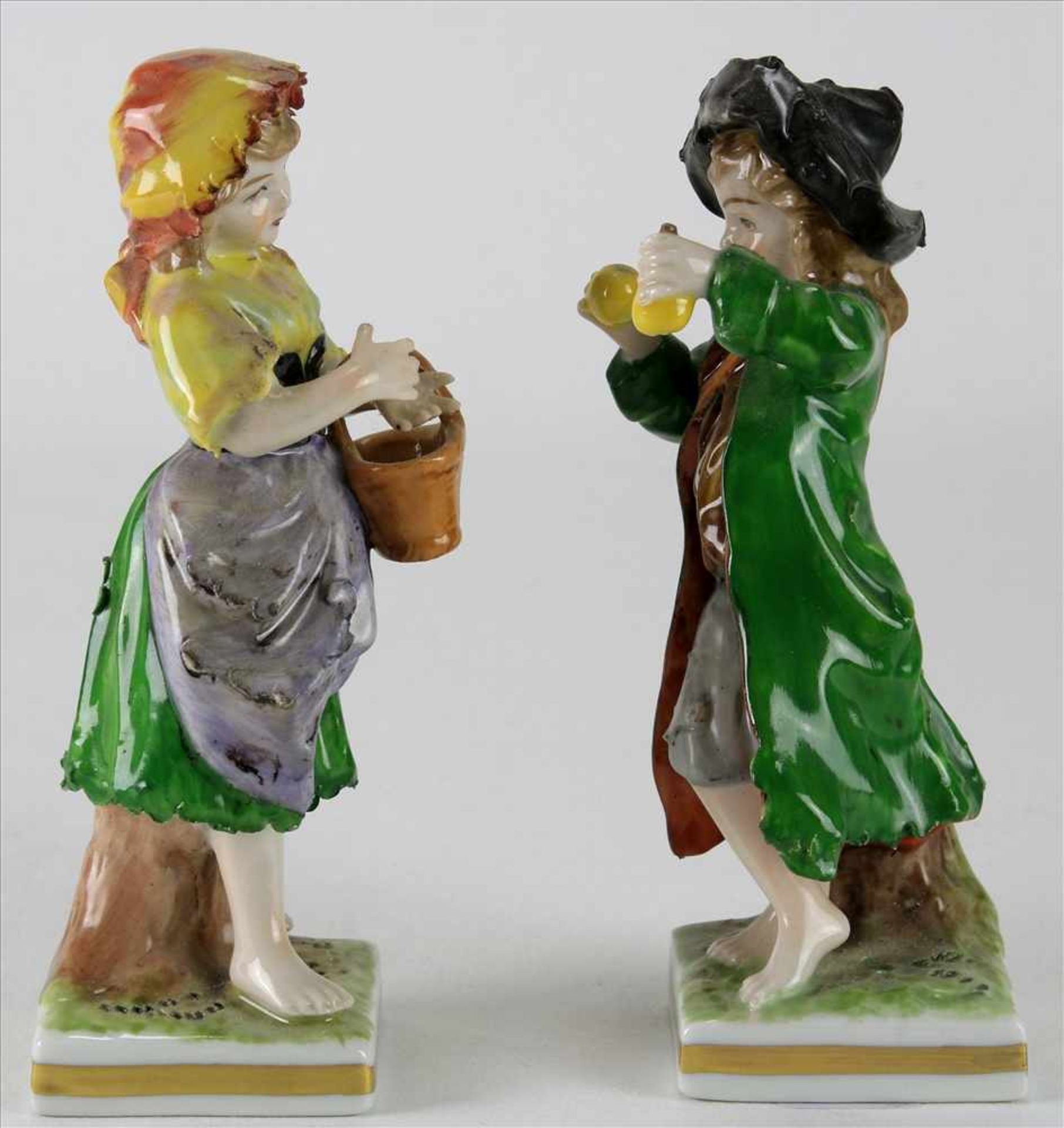 Paar PorzellanfigurenRudolstadt um 1900. Junge mit Äpfeln und Mädchen mit Korb. Polychrome Staffage. - Image 3 of 5