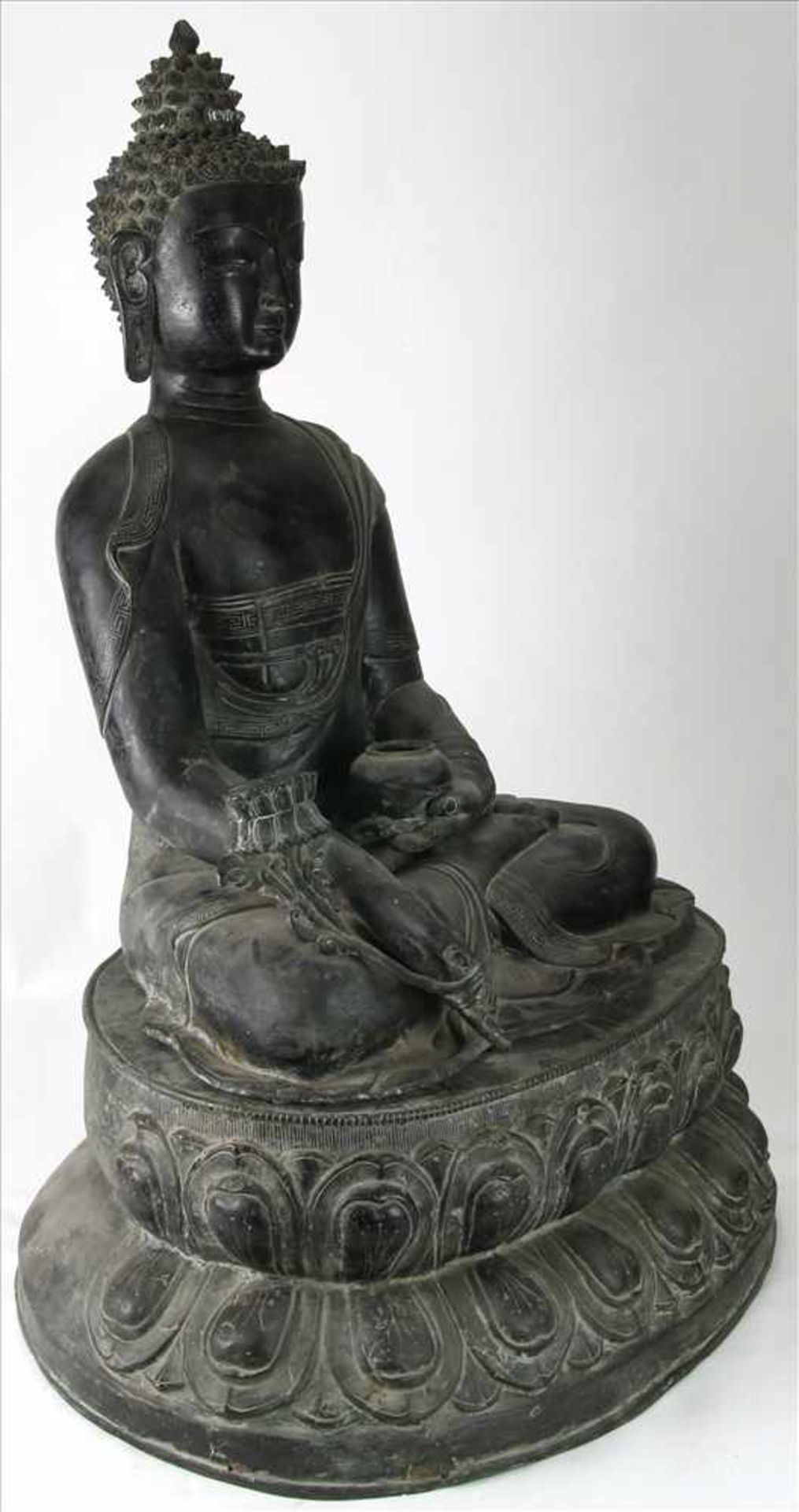 Sitzende Buddha-FigurIndien, 19./20. Jh. 2-teilige Buddha-Figur auf Lotusthron in der linken Hand - Image 3 of 12