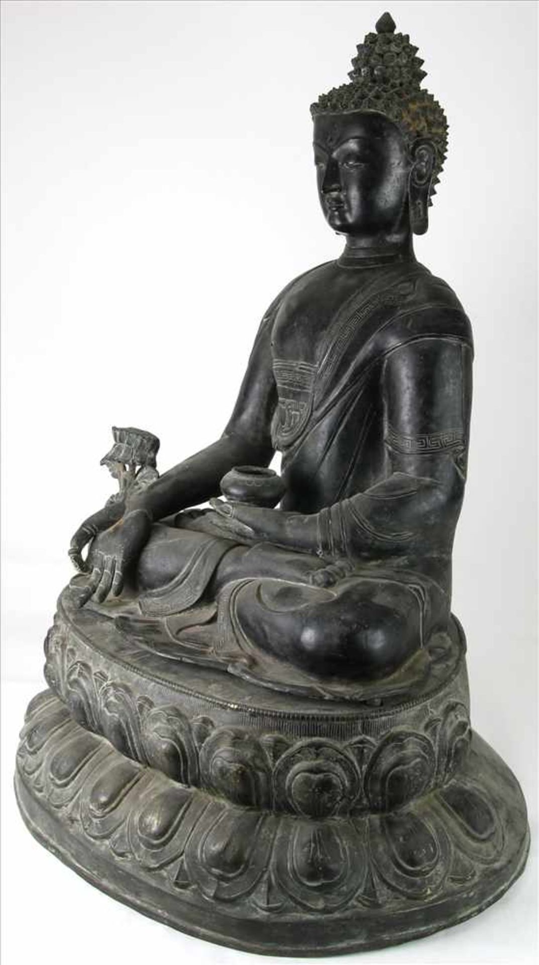 Sitzende Buddha-FigurIndien, 19./20. Jh. 2-teilige Buddha-Figur auf Lotusthron in der linken Hand - Image 2 of 12