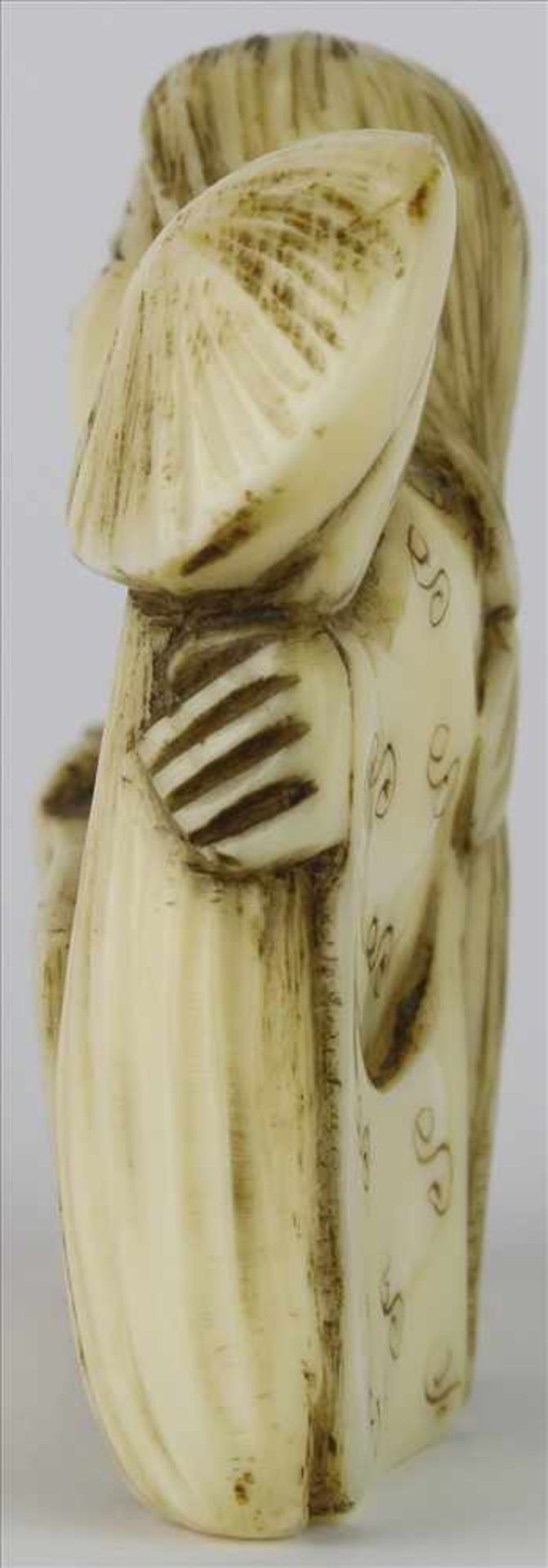 NetsukeJapan, späte Meiji-Zeit. Sitzende Dame. Elfenbein geschnitzt. Höhe ca. 3,2 cm. - Bild 4 aus 5