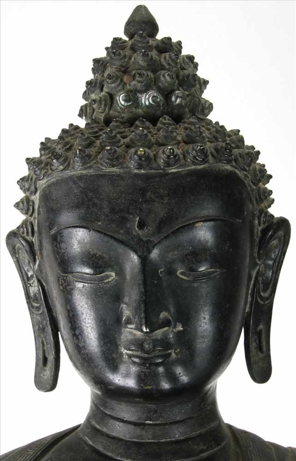 Sitzende Buddha-FigurIndien, 19./20. Jh. 2-teilige Buddha-Figur auf Lotusthron in der linken Hand - Image 6 of 12