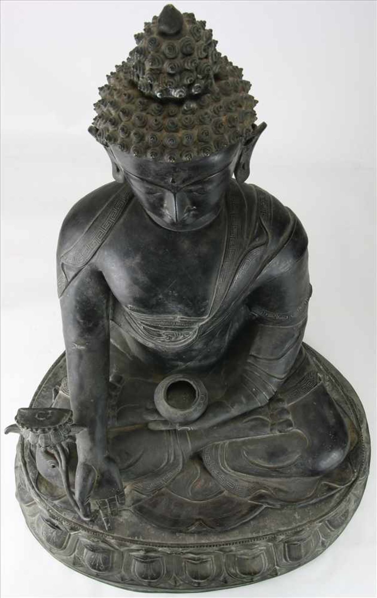 Sitzende Buddha-FigurIndien, 19./20. Jh. 2-teilige Buddha-Figur auf Lotusthron in der linken Hand - Image 5 of 12