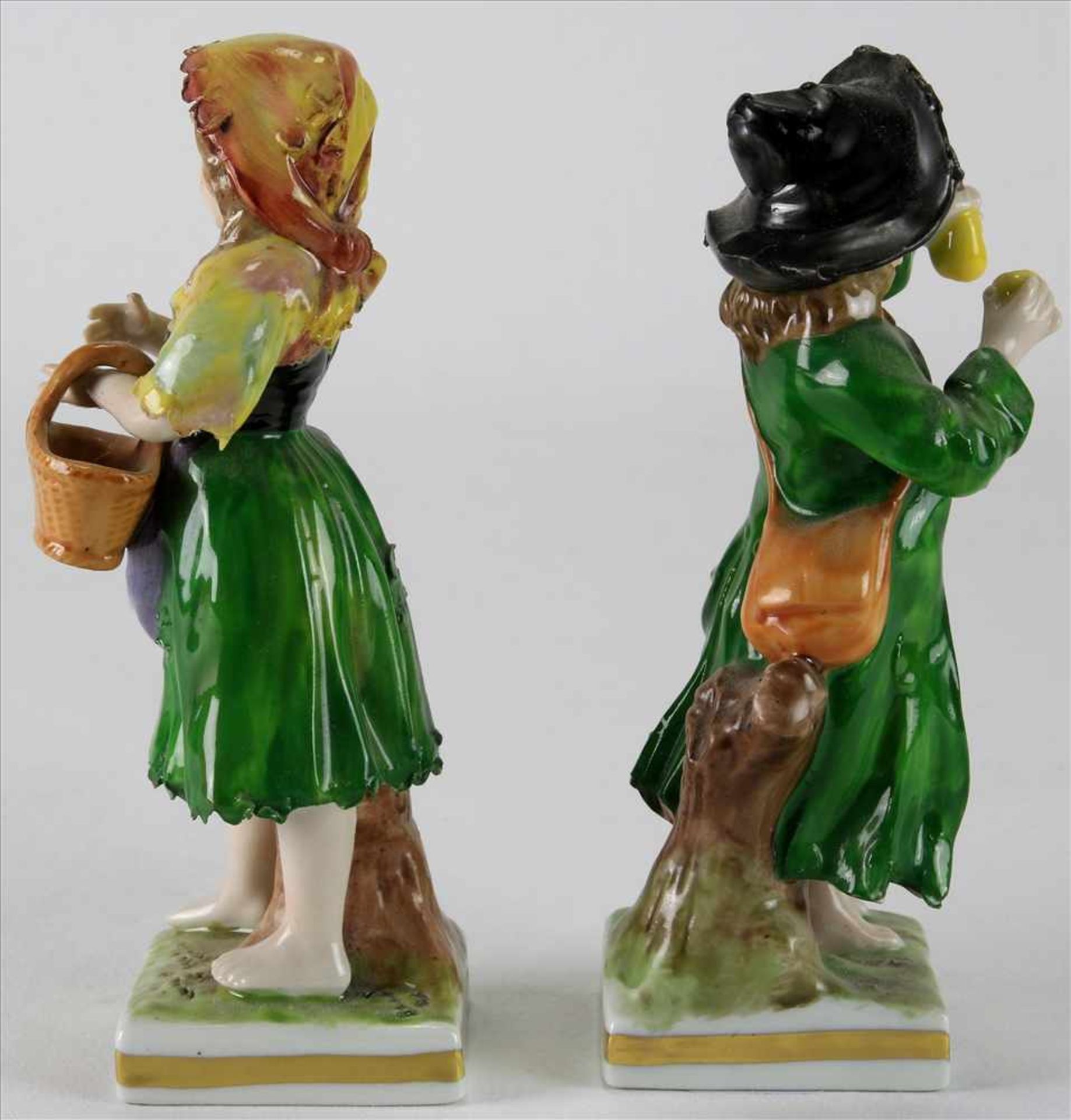 Paar PorzellanfigurenRudolstadt um 1900. Junge mit Äpfeln und Mädchen mit Korb. Polychrome Staffage. - Image 4 of 5