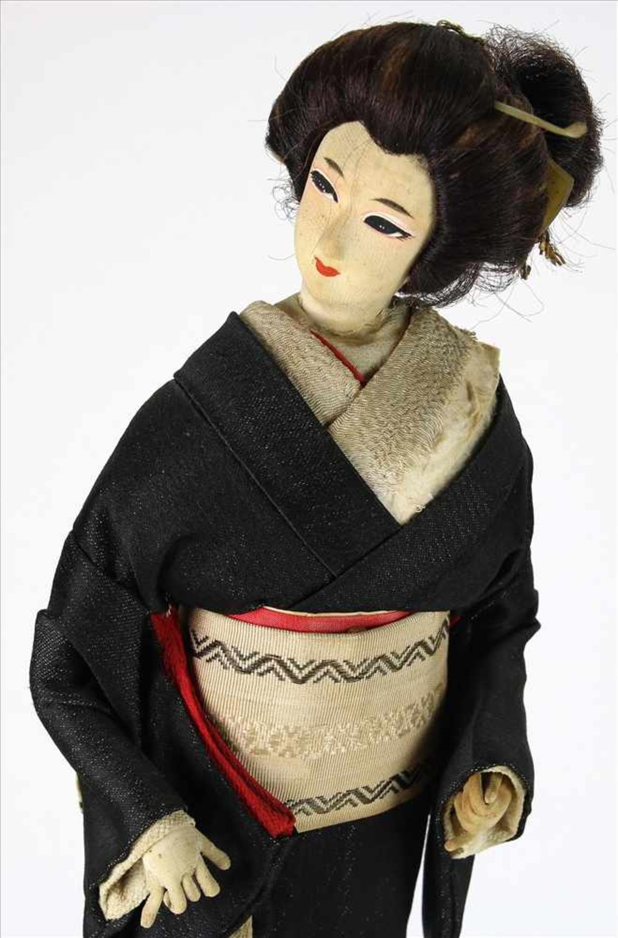 Nishi FigurJapan um 1900. Auf ebonisiertem Holzsockel, stehende Geisha mit reich besticktem Kimono - Bild 5 aus 8