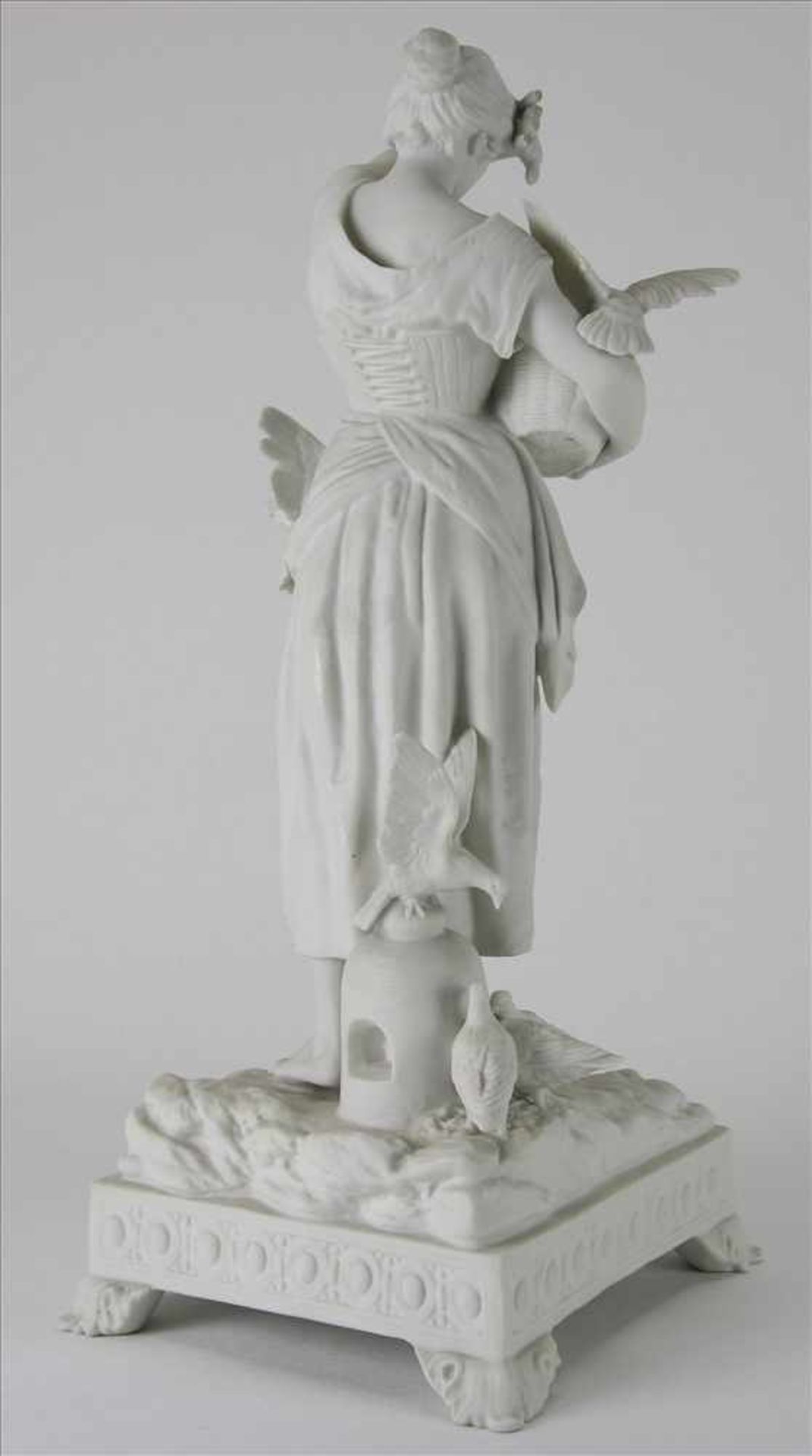 Figurine20. Jahrhundert. Mädchen mit Tauben. Bisquitporzellan. Größe ca. 14 x 15 cm, Höhe ca. 32,5 - Bild 3 aus 10