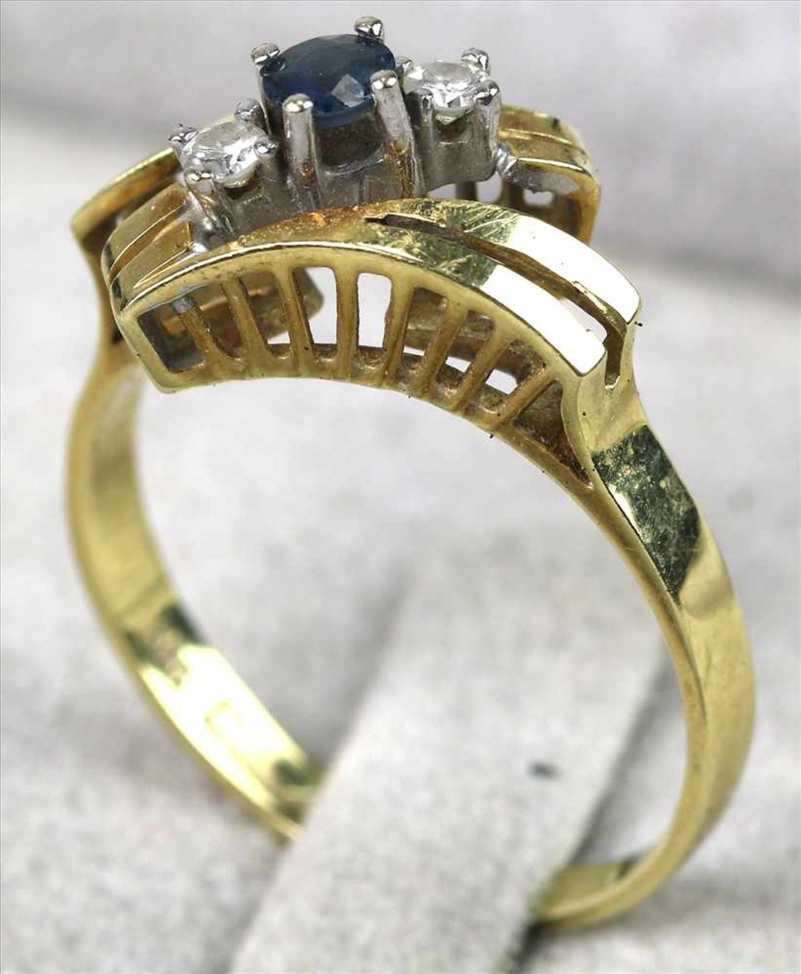 Saphir-Diamant RingDeutsch 1970er Jahre. GG/WG 585. Glatte Ringschiene mit geteiltem Kopf, mittig - Bild 2 aus 2