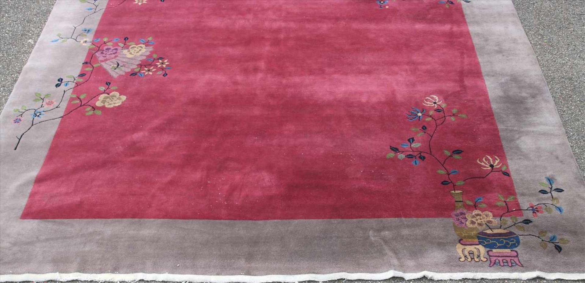Chinesischer Teppich20. Jh. Graue Bordüre und rotes Innenfeld mit floralen Applikationen. Größe - Bild 2 aus 8