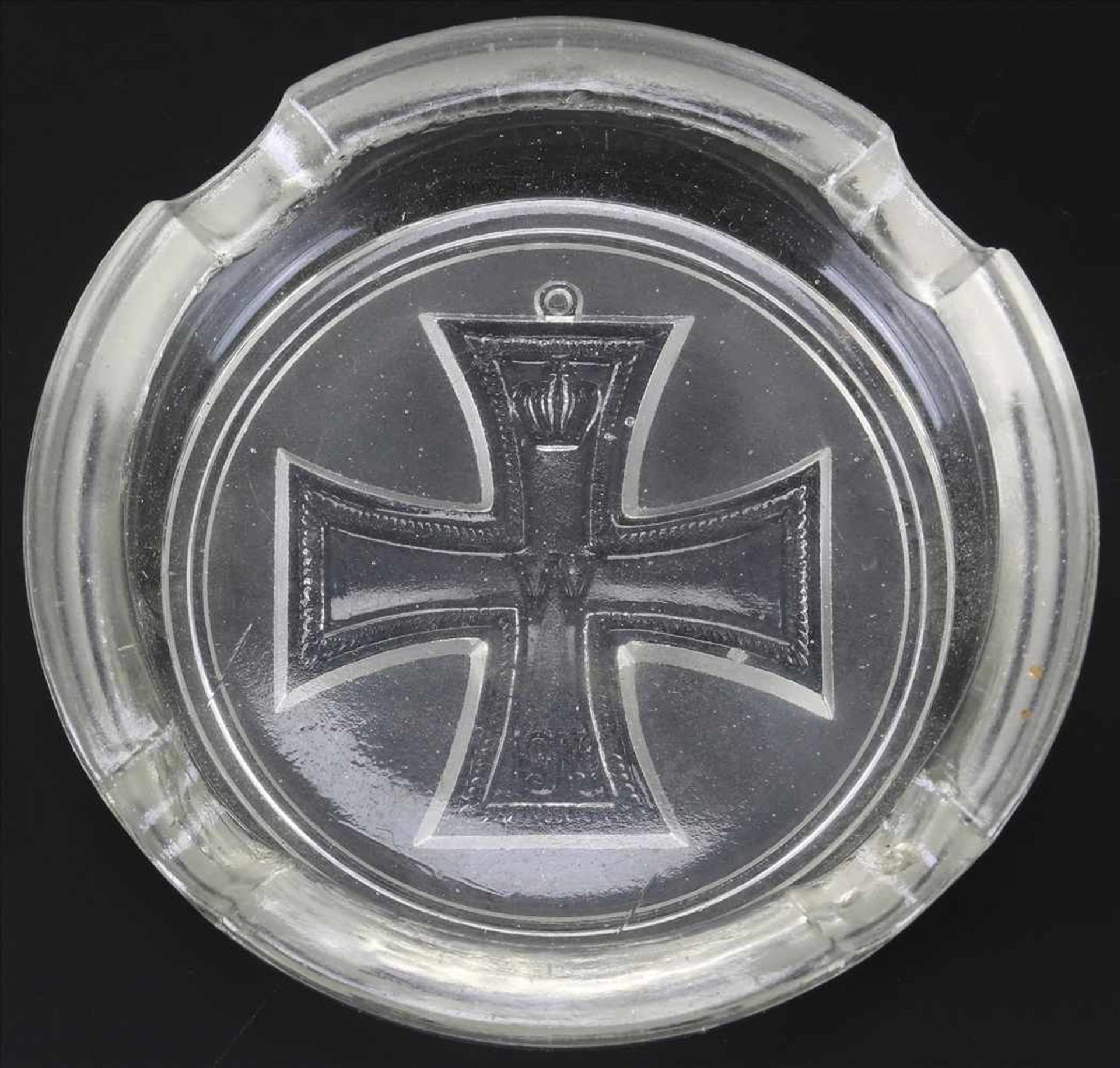 Eisernes Kreuz AscherDeutsch um 1920. Glas mit reliefiert gearbeitetem Kreuz. Durchmesser ca. 11 - Image 2 of 3