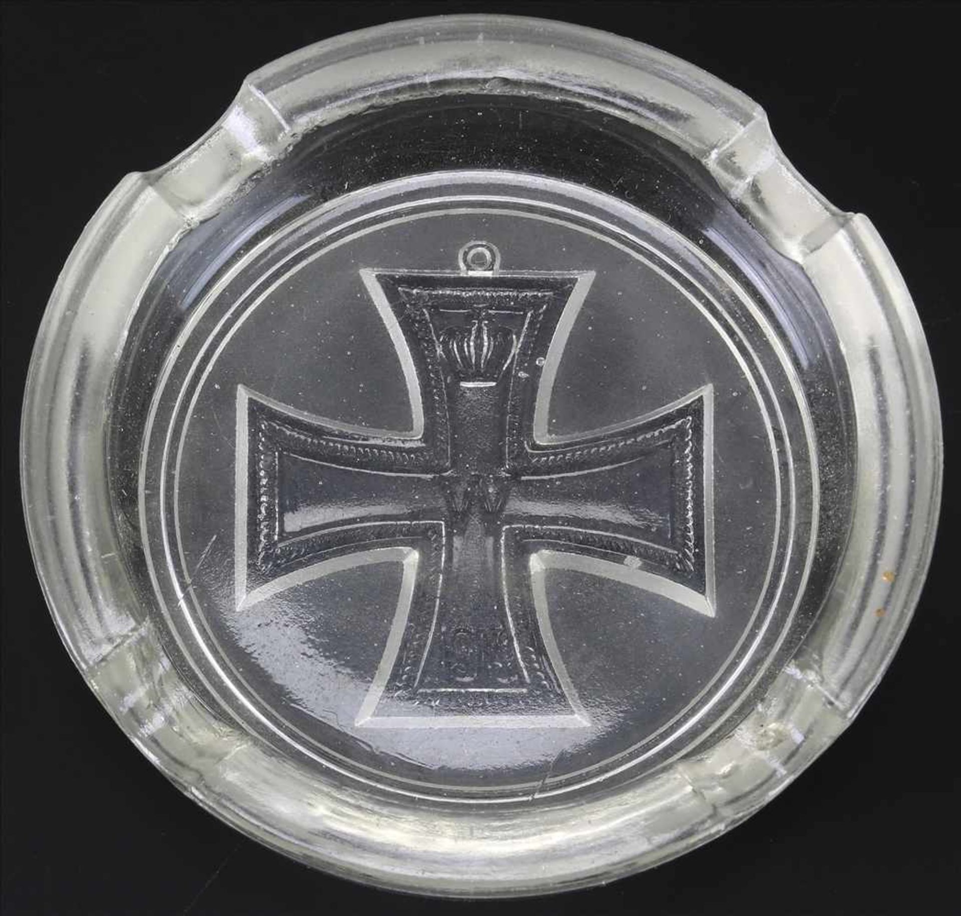 Eisernes Kreuz AscherDeutsch um 1920. Glas mit reliefiert gearbeitetem Kreuz. Durchmesser ca. 11 - Bild 2 aus 3