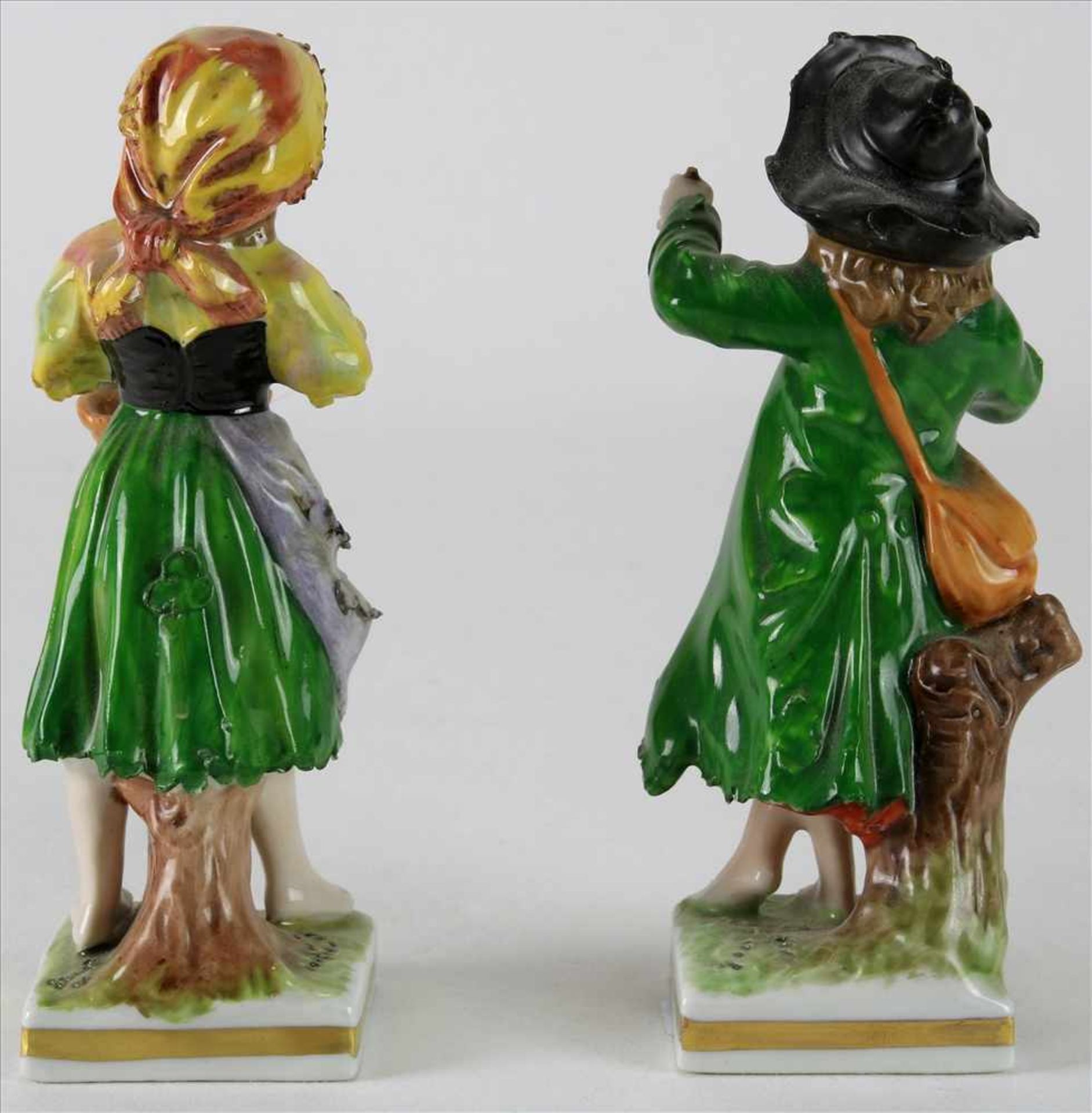 Paar PorzellanfigurenRudolstadt um 1900. Junge mit Äpfeln und Mädchen mit Korb. Polychrome Staffage. - Image 2 of 5