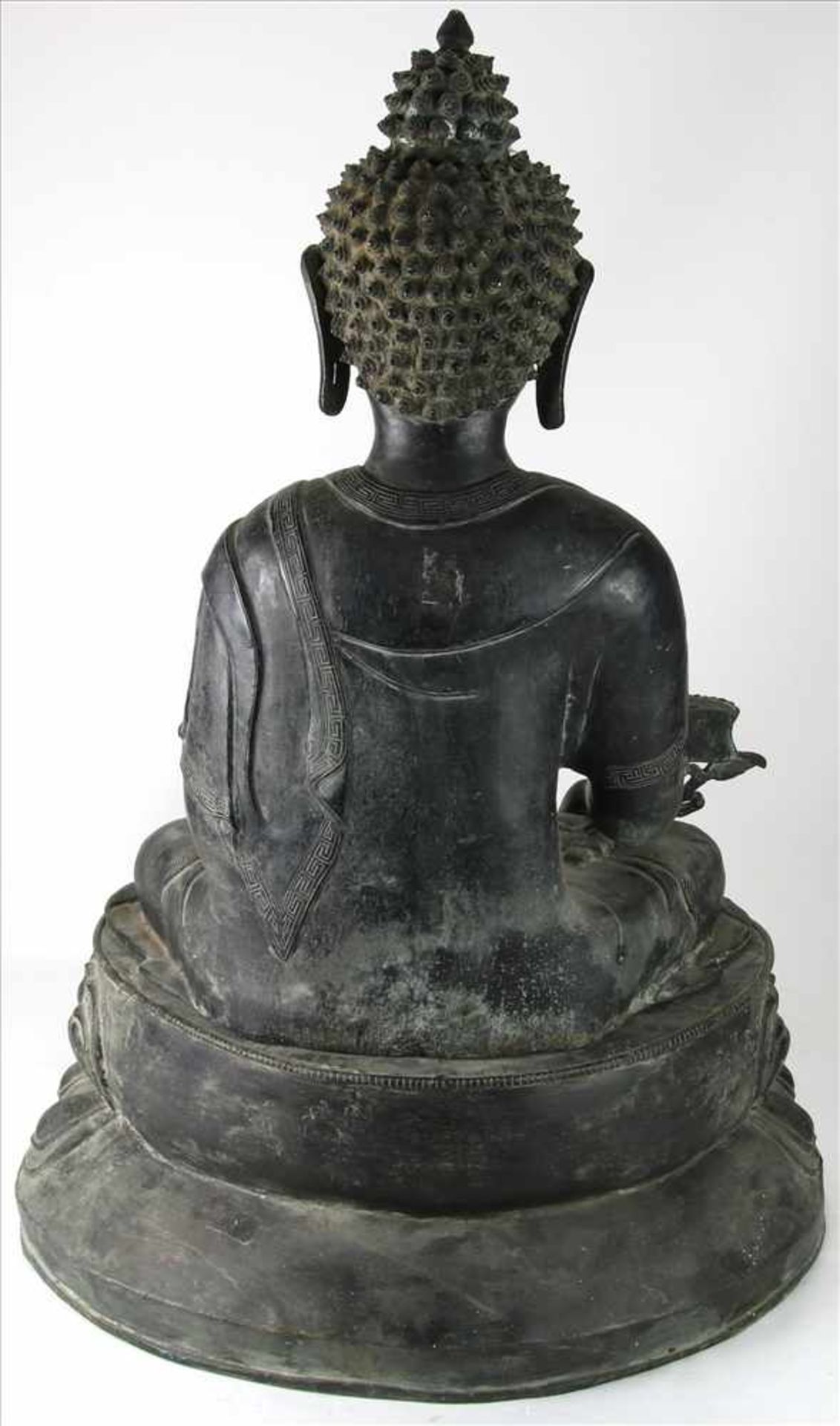 Sitzende Buddha-FigurIndien, 19./20. Jh. 2-teilige Buddha-Figur auf Lotusthron in der linken Hand - Image 4 of 12