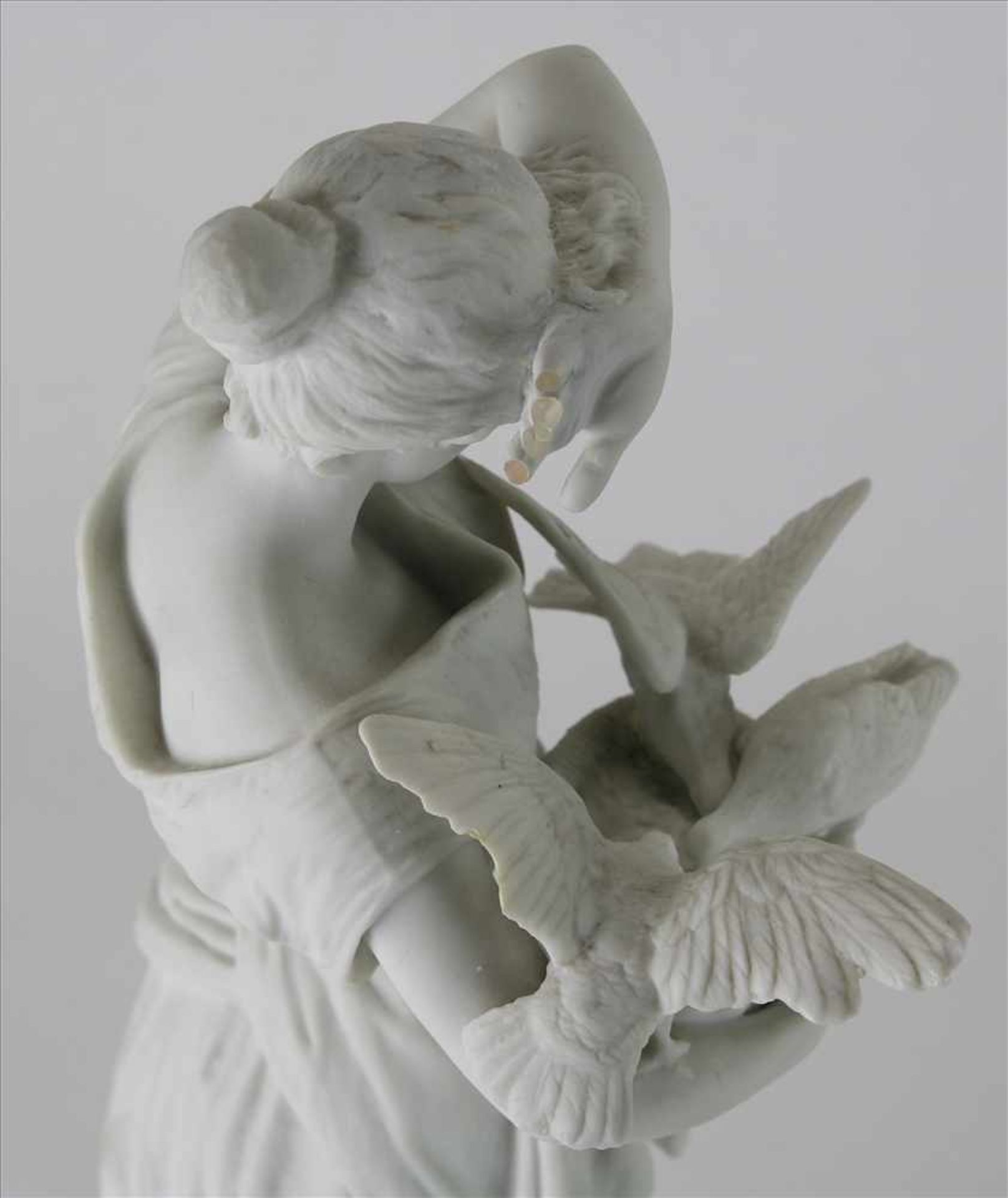 Figurine20. Jahrhundert. Mädchen mit Tauben. Bisquitporzellan. Größe ca. 14 x 15 cm, Höhe ca. 32,5 - Bild 8 aus 10