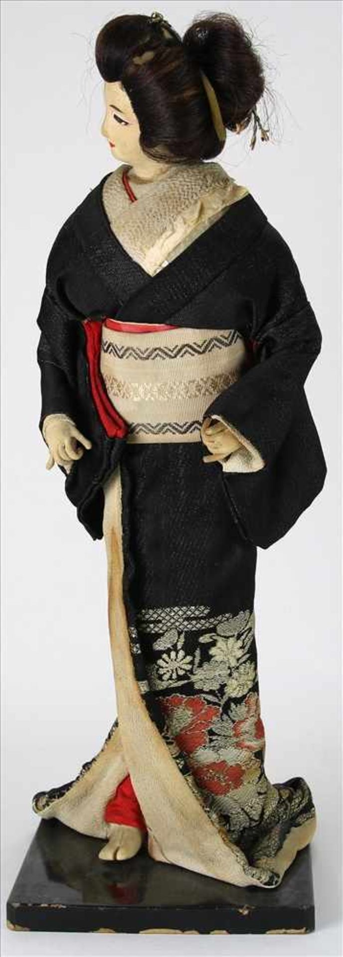 Nishi FigurJapan um 1900. Auf ebonisiertem Holzsockel, stehende Geisha mit reich besticktem Kimono - Bild 4 aus 8
