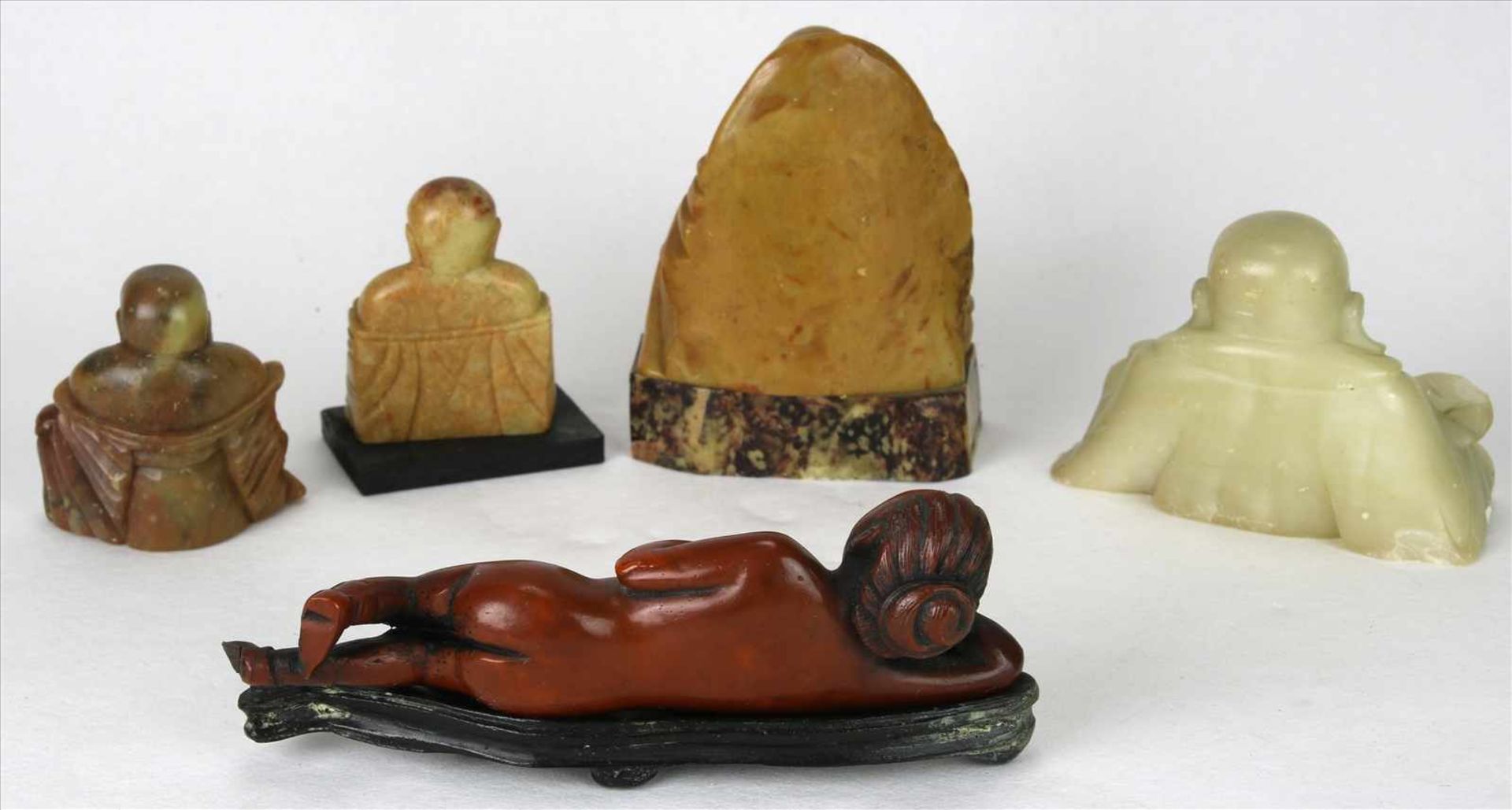 Konvolut BuddhafigurenChina 20. Jh. Fünf diverse Steinfiguren. Größte Höhe ca 10 cm. Guter Zustand. - Bild 2 aus 4