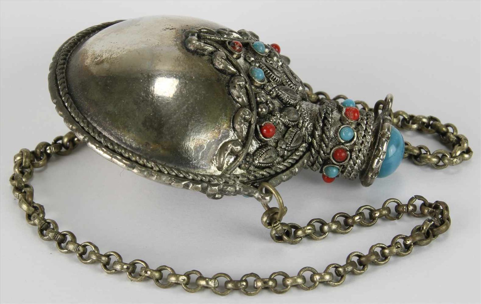 Snuff bottleIndien um 1900. Versilbertes Metall mit Halbedelsteinen. Größe ca. 5 x 3 cm, Höhe ca. - Image 2 of 3