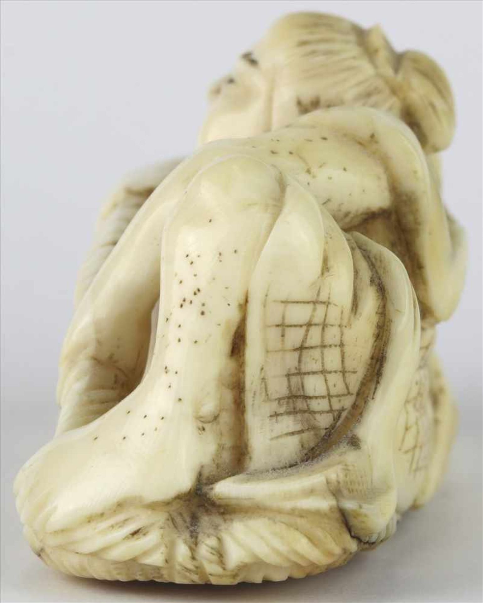 NetsukeJapan, späte Meiji-Zeit. Handwerker. Elfenbein geschnitzt. Höhe ca. 4,5 cm. - Bild 4 aus 5