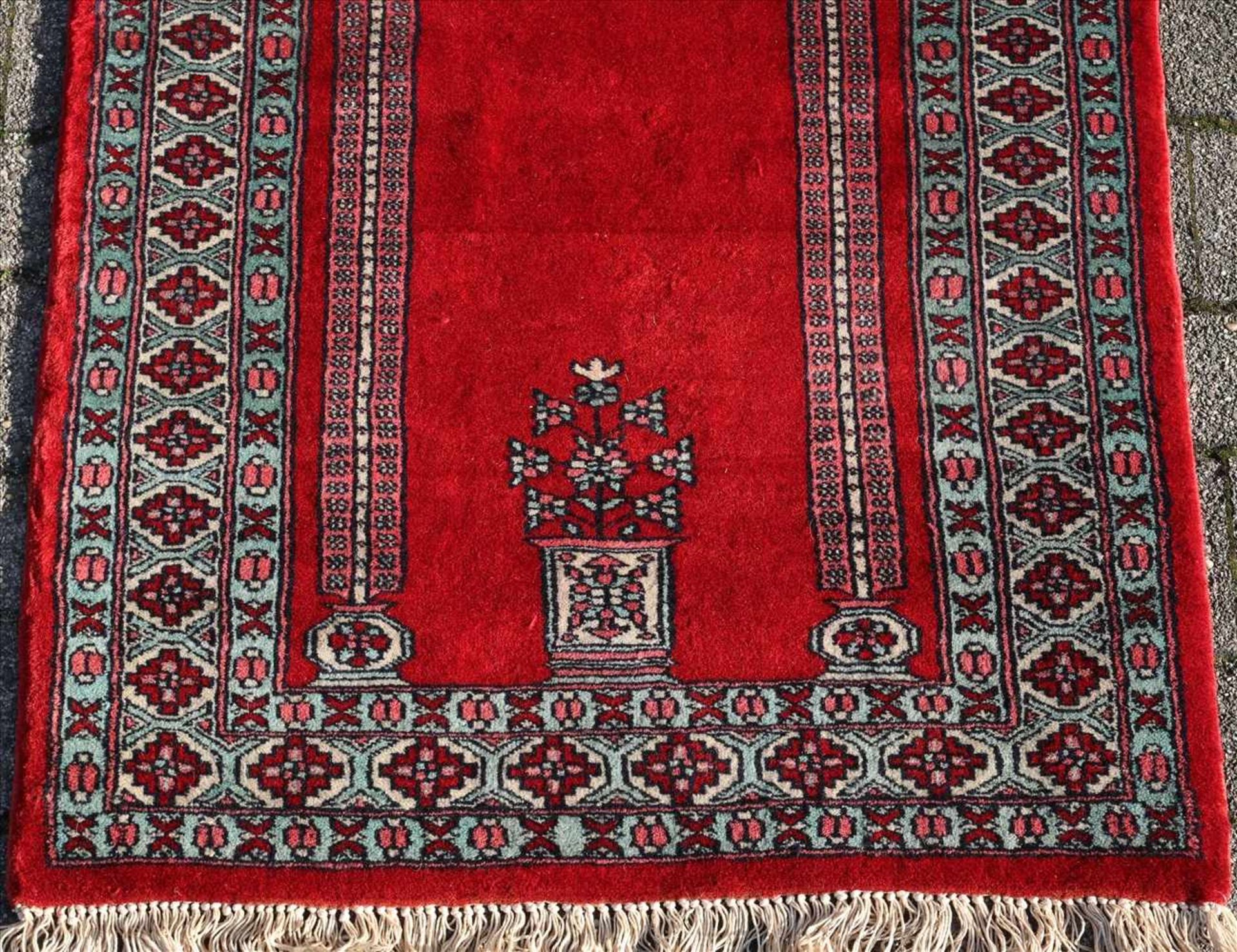 GebetsteppichPakistan 20. Jh. Dreifachbordüre und geometrisch gemustertes Innenfeld mit schönen - Bild 2 aus 5