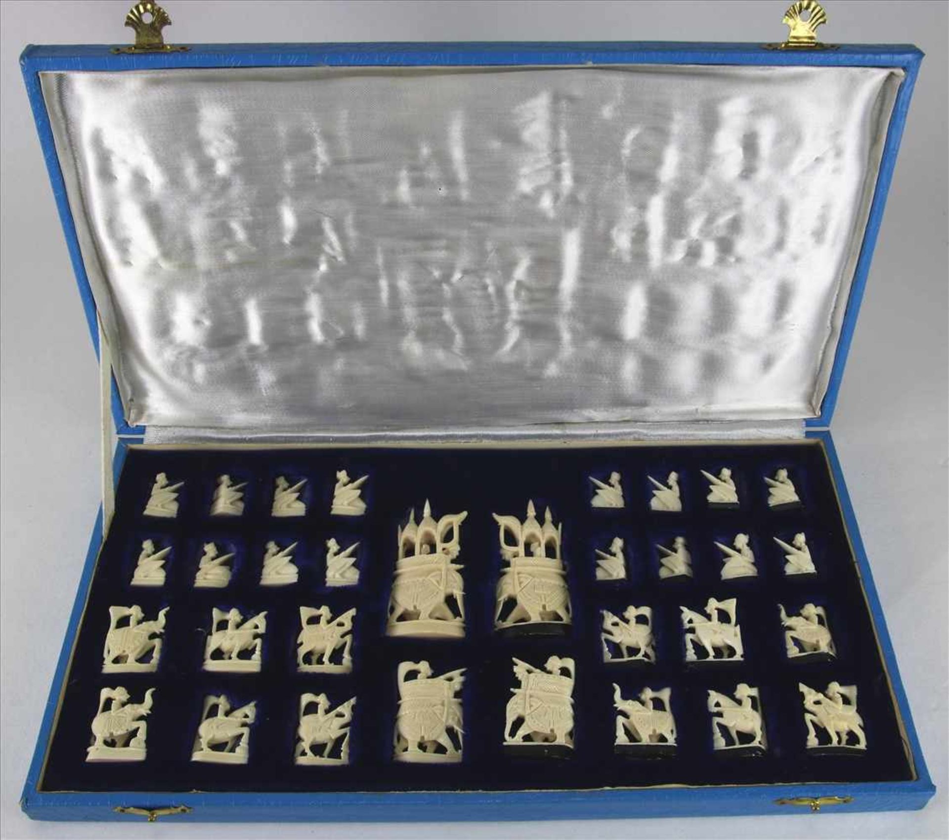 SchachspielIndien 20. Jh. Geschnitzte Elfenbeinfiguren im originalen Kasten. Größte Figur ca. 7