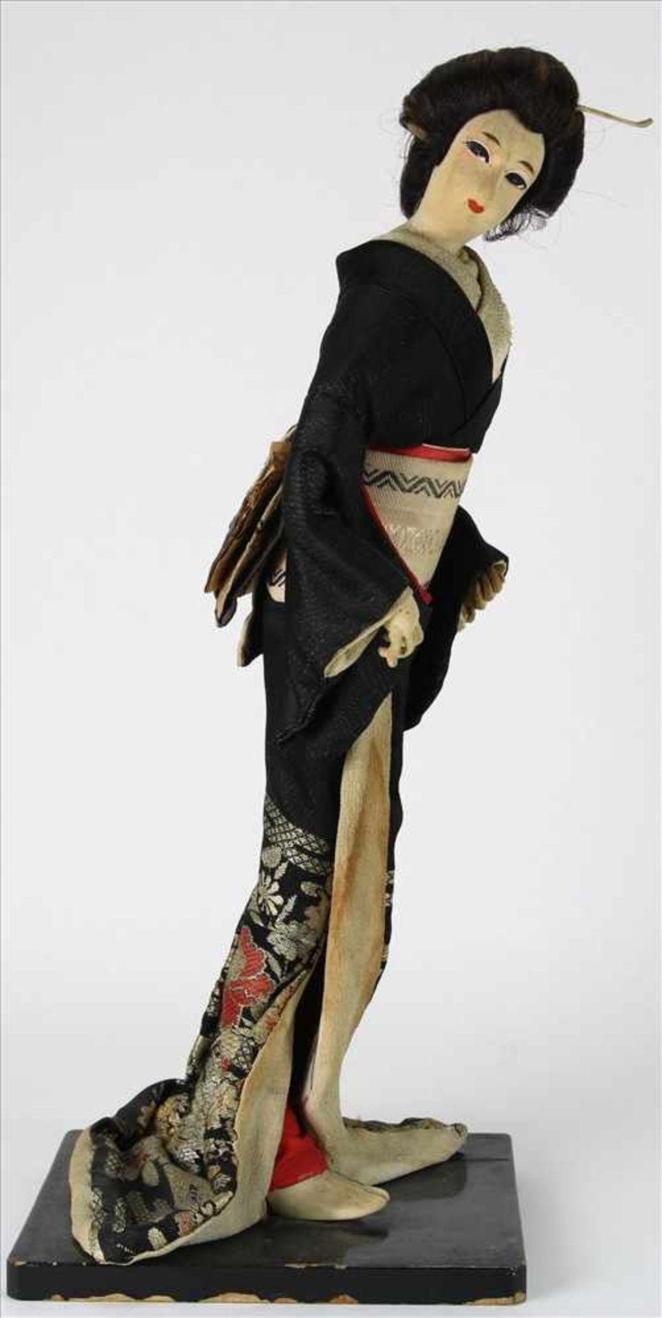 Nishi FigurJapan um 1900. Auf ebonisiertem Holzsockel, stehende Geisha mit reich besticktem Kimono - Bild 2 aus 8