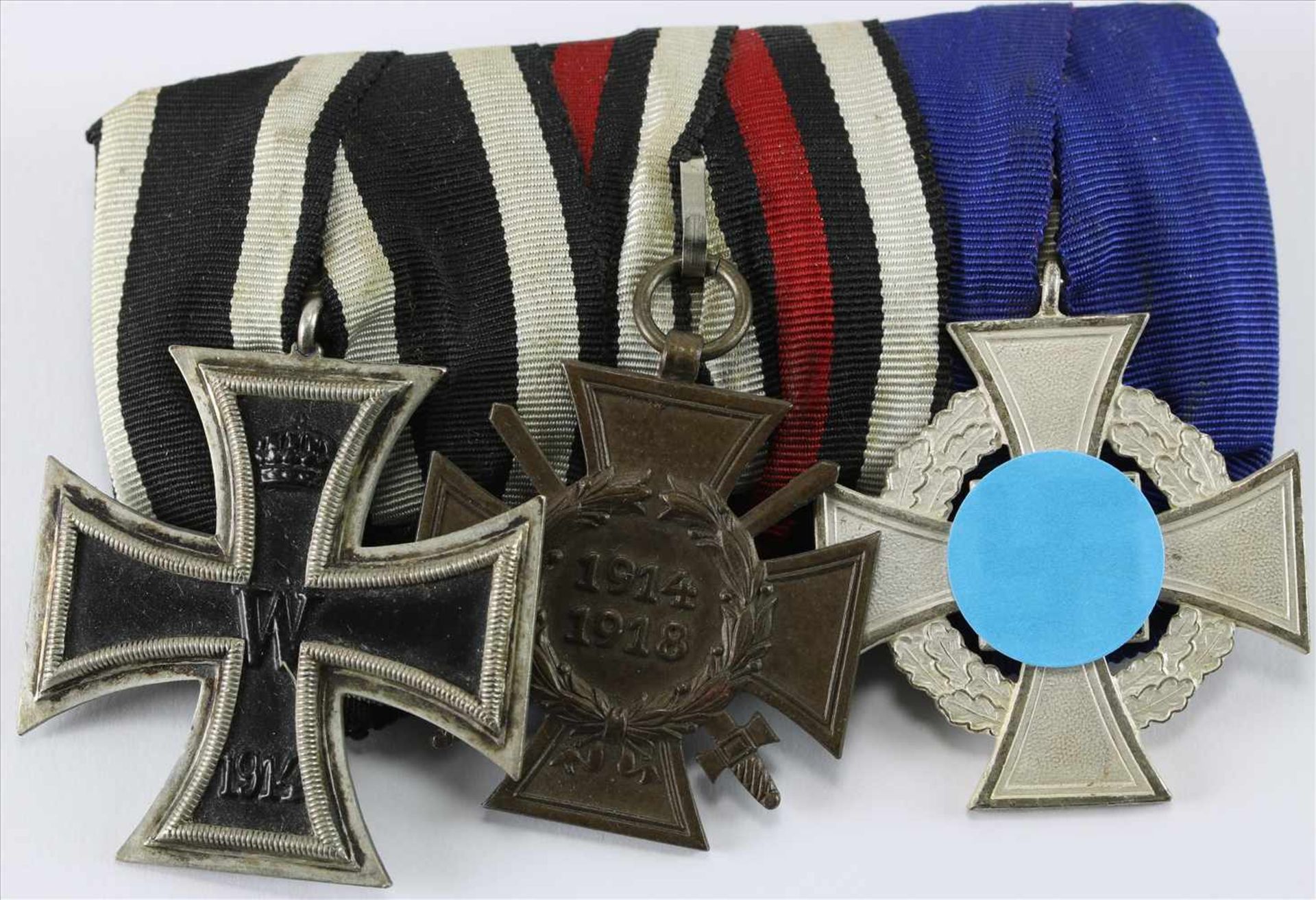 OrdensspangeEK II aus WK I sowie Verdienstkreuz WK I und WK II. Zustand wie abgebildet.