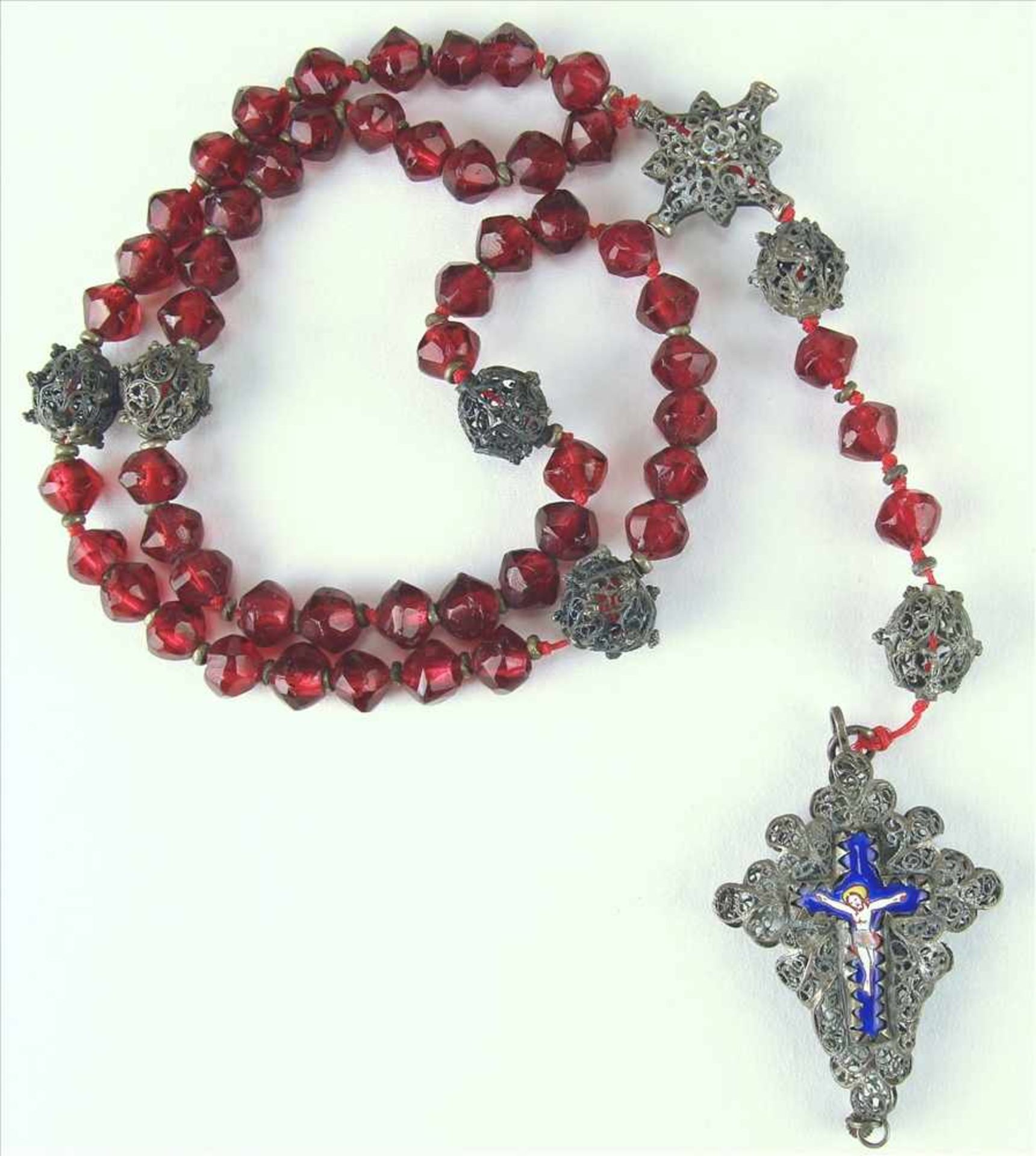 RosenkranzSüddeutsch 19. Jh. Kette mit roten (Glas)steinen und Silberkugeln. Kreuz mit