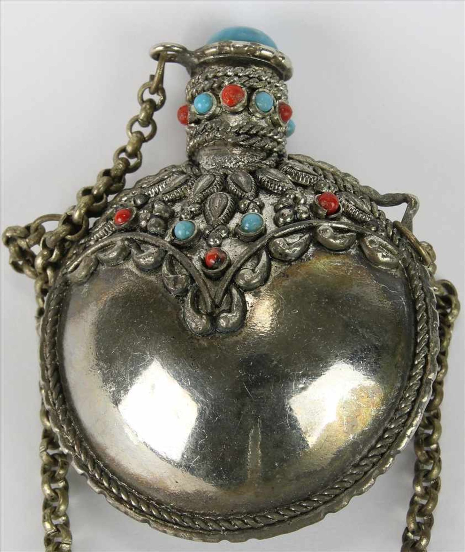 Snuff bottleIndien um 1900. Versilbertes Metall mit Halbedelsteinen. Größe ca. 5 x 3 cm, Höhe ca. - Image 3 of 3