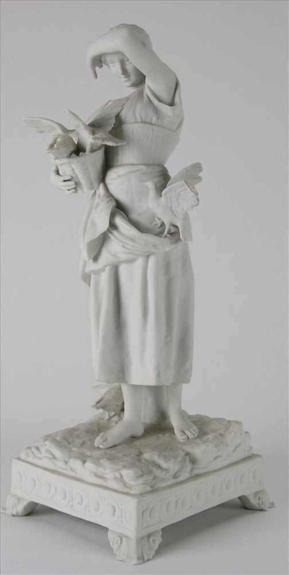 Figurine20. Jahrhundert. Mädchen mit Tauben. Bisquitporzellan. Größe ca. 14 x 15 cm, Höhe ca. 32,5 - Bild 5 aus 10