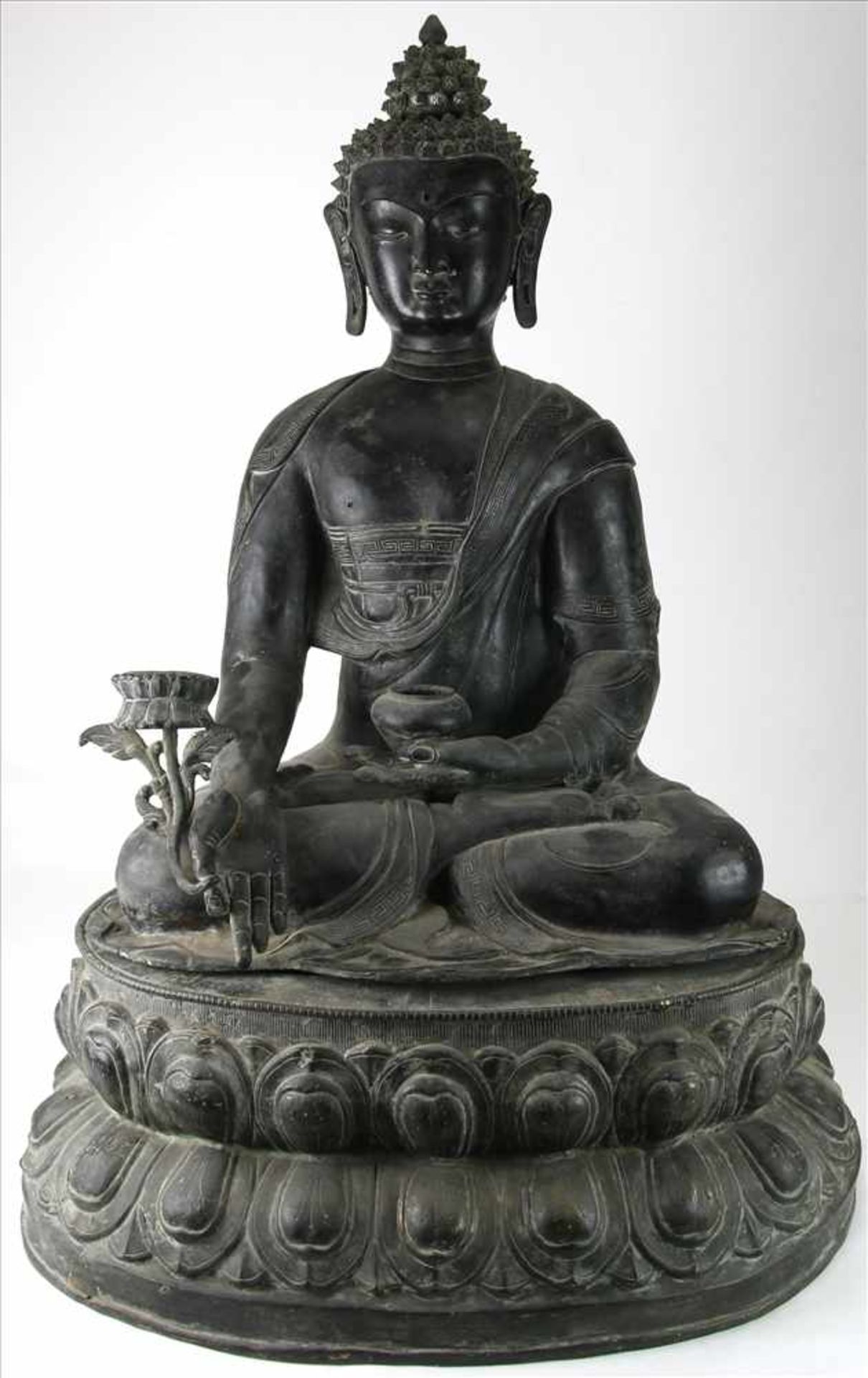Sitzende Buddha-FigurIndien, 19./20. Jh. 2-teilige Buddha-Figur auf Lotusthron in der linken Hand