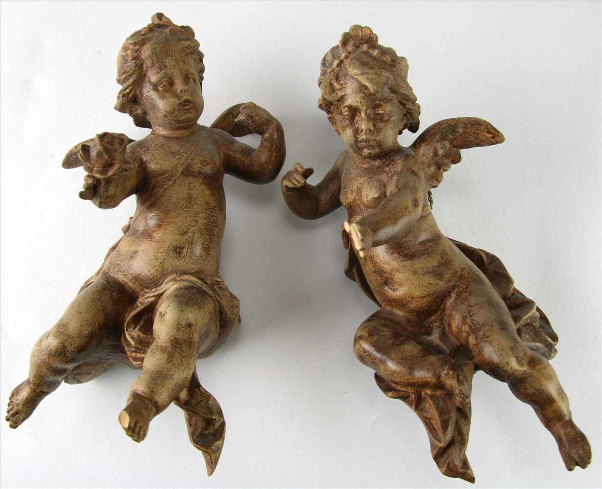 Paar EngelDeutsch 20. Jh. Barockstil. Holz geschnitzt und staffiert. Größe ca. 15 x 9 cm. Zustand