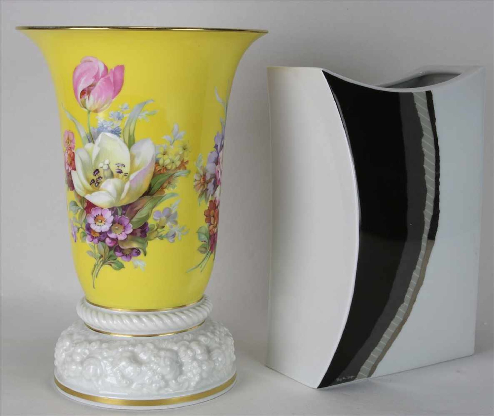 Zwei VasenRosenthal 20. Jh. Porzellanvase in Kraterform mit Blumenmalerei, Entwurf Philipp