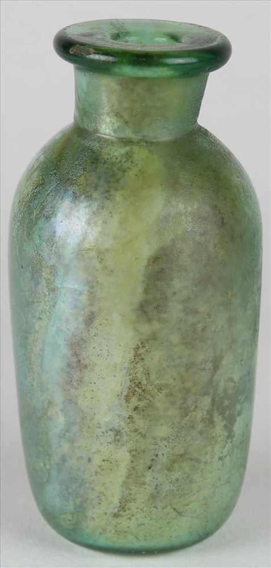 Römische ZylinderflascheCa. 3. Jh n. Chr. Dunkelgrünes Glas mit schillernder Irisierung.