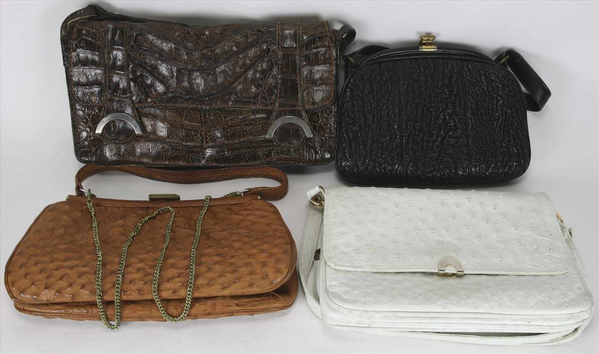 Vier Vintage Handtaschen1970-er Jahre. Verschiedenfarbene Staussenledertaschen. Größe der größten