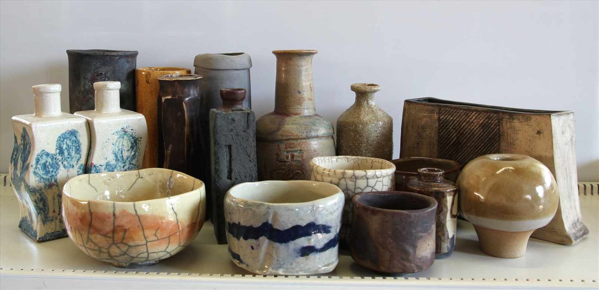 Konvolut Keramik20. Jh. Insgesamt 18 Teile Künstlerkeramik ( art pottery ) in diversen Formen und