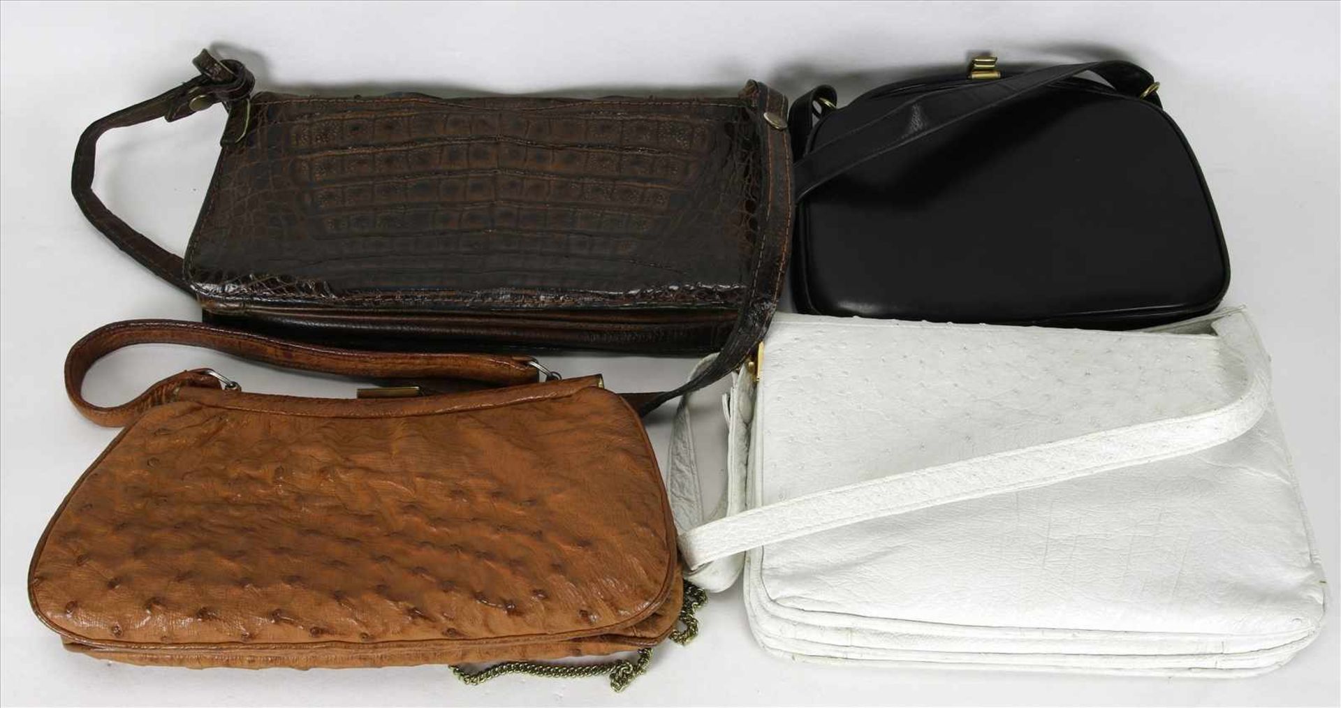 Vier Vintage Handtaschen1970-er Jahre. Verschiedenfarbene Staussenledertaschen. Größe der größten - Bild 2 aus 3