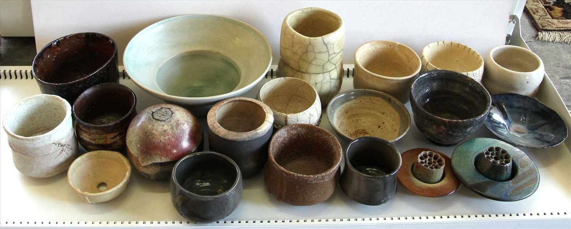Konvolut Keramik20. Jh. Insgesamt 20 Teile Künstlerkeramik ( art pottery ) in diversen Formen und