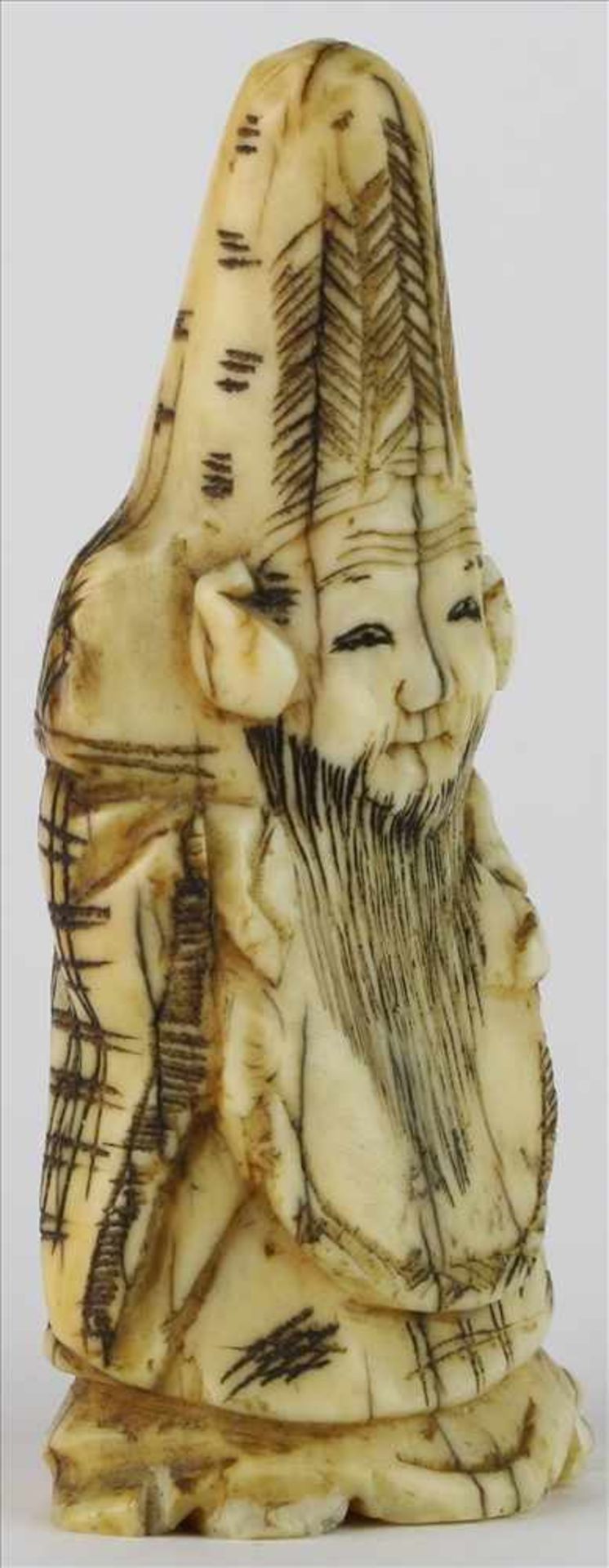 NetsukeJapan, späte Meiji-Zeit. Stehender Weiser. Elfenbein geschnitzt. Höhe ca. 5,5 cm. - Image 2 of 5