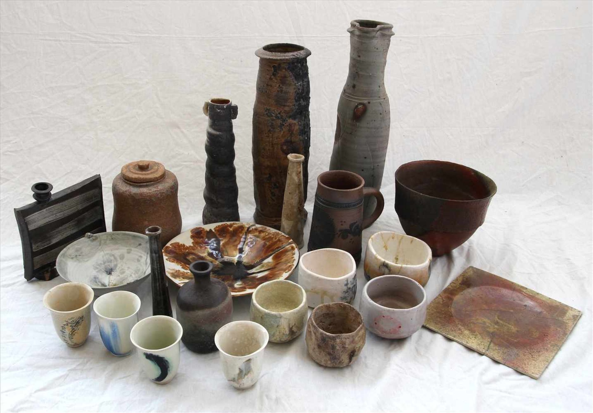 Konvolut Keramik20. Jh. Insgesamt 22 Teile Künstlerkeramik ( art pottery ) in diversen Formen und