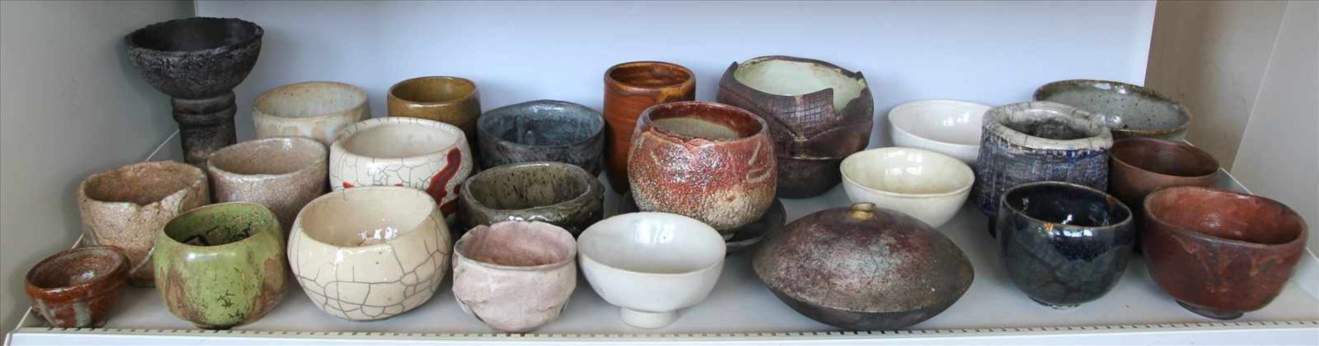 Konvolut Keramik20. Jh. Insgesamt 25 Teile Künstlerkeramik ( art pottery ) in diversen Formen und